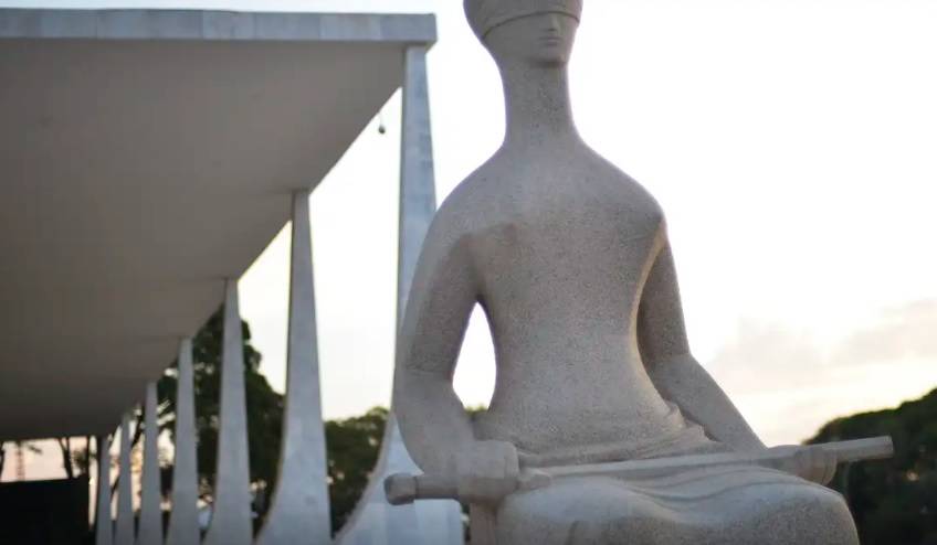 Estátua em frente ao prédio do Supremo Tribunal Federal (STF) (Foto: Marcello Casal Jr./Agência Brasil)