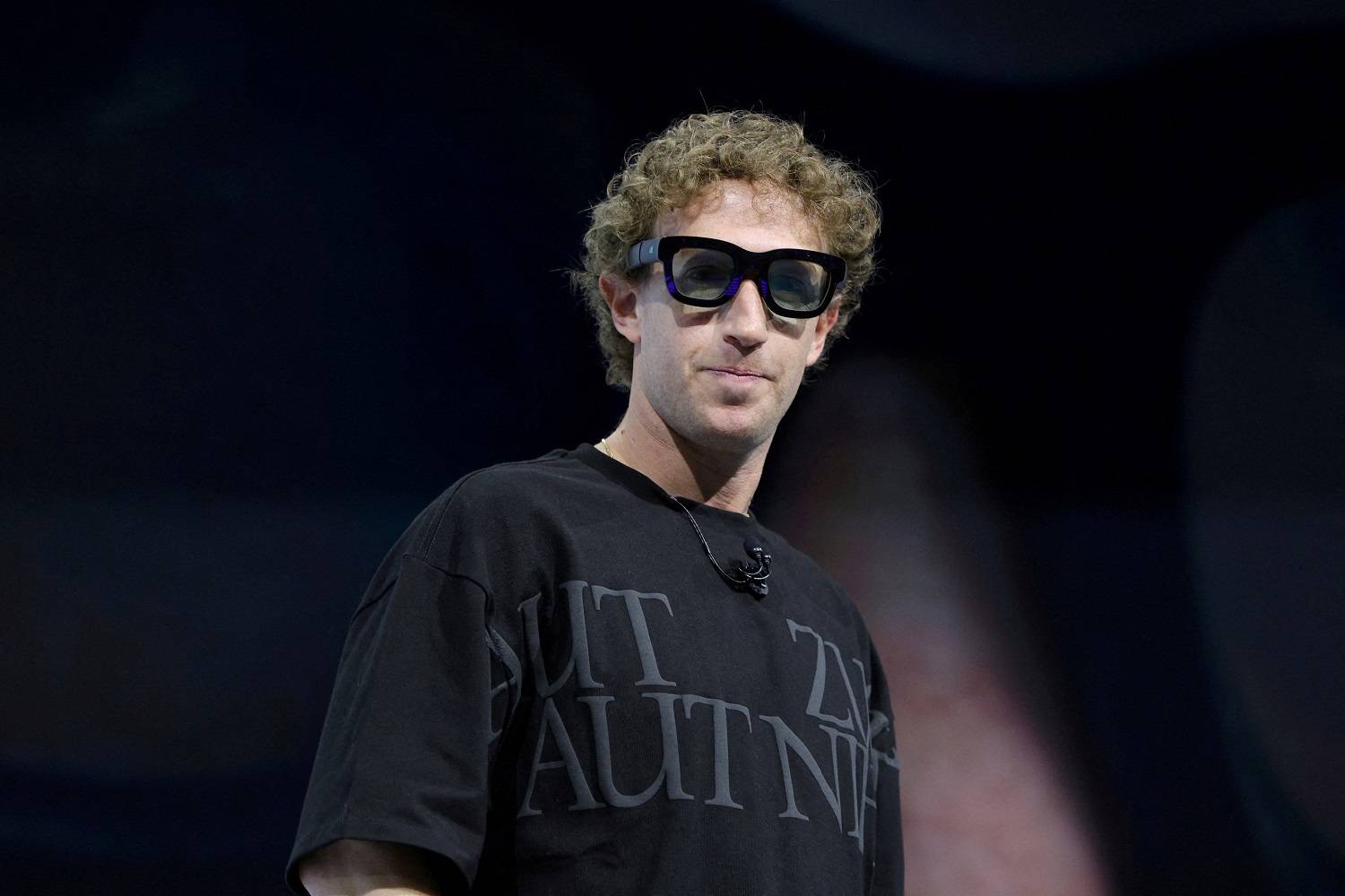 O CEO da Meta, Mark Zuckerberg, experimenta óculos de realidade aumentada Orion durante o evento anual Meta Connect na sede da empresa em Menlo Park, Califórnia, EUA, em 25 de setembro de 2024. REUTERS/Manuel Orbegozo/Foto de Arquivo.