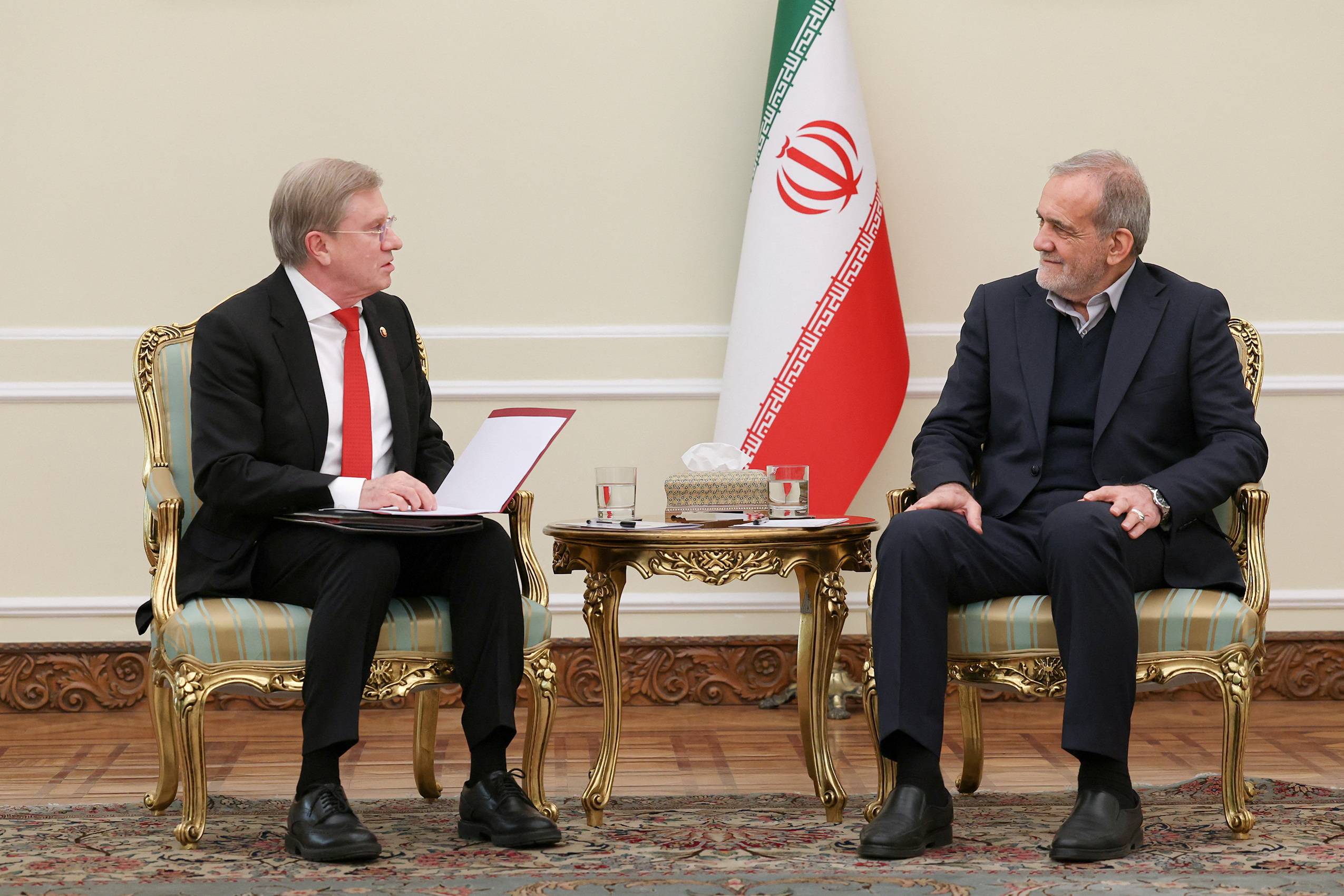 O presidente do Irã, Masoud Pezeshkian, se encontra com o vice-primeiro-ministro da Rússia, Vitaly Savelev, em Teerã, Irã, em 23 de dezembro de 2024. Site da Presidência do Irã/WANA (Agência de Notícias da Ásia Ocidental)/Divulgação via REUTERS

