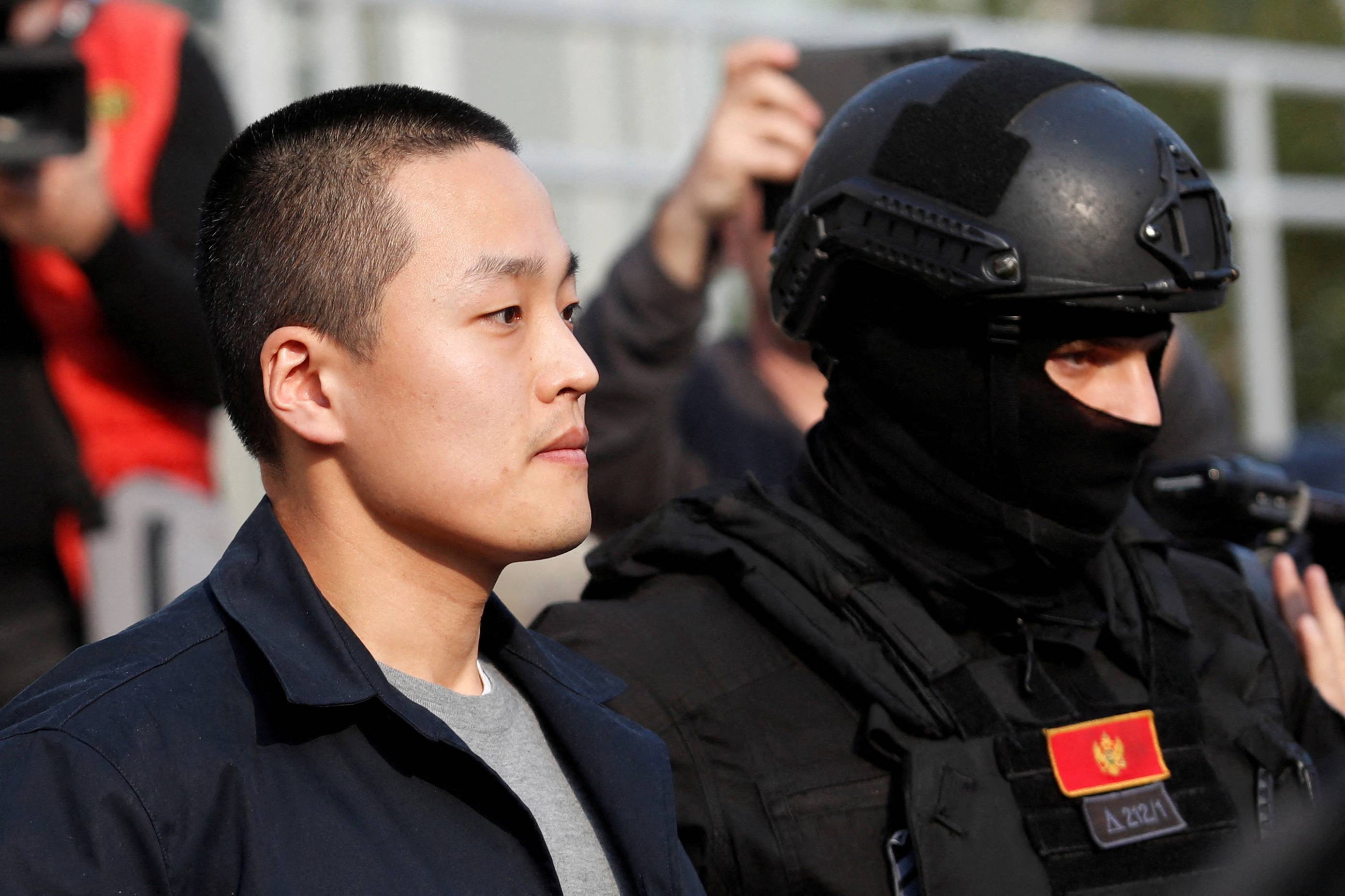 Policiais escoltam o cofundador da Terraform Labs, Do Kwon, após ele cumprir uma pena por falsificação de documentos, em Podgorica, Montenegro, em 23 de março de 2024 (REUTERS/Stevo Vasiljevic)