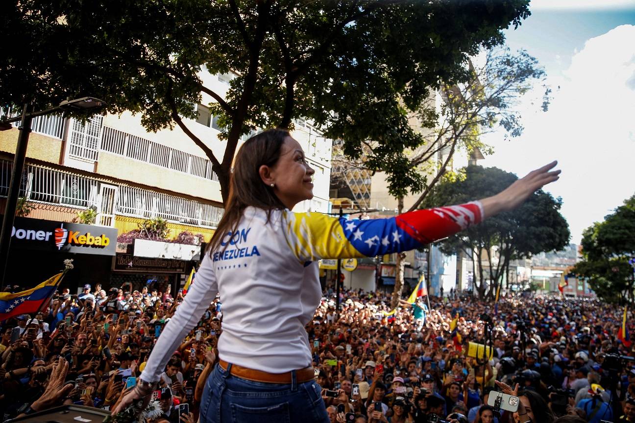 María Corina Machado discursa durante protesto em Caracas (Reuters/Leonardo Fernandez Viloria)