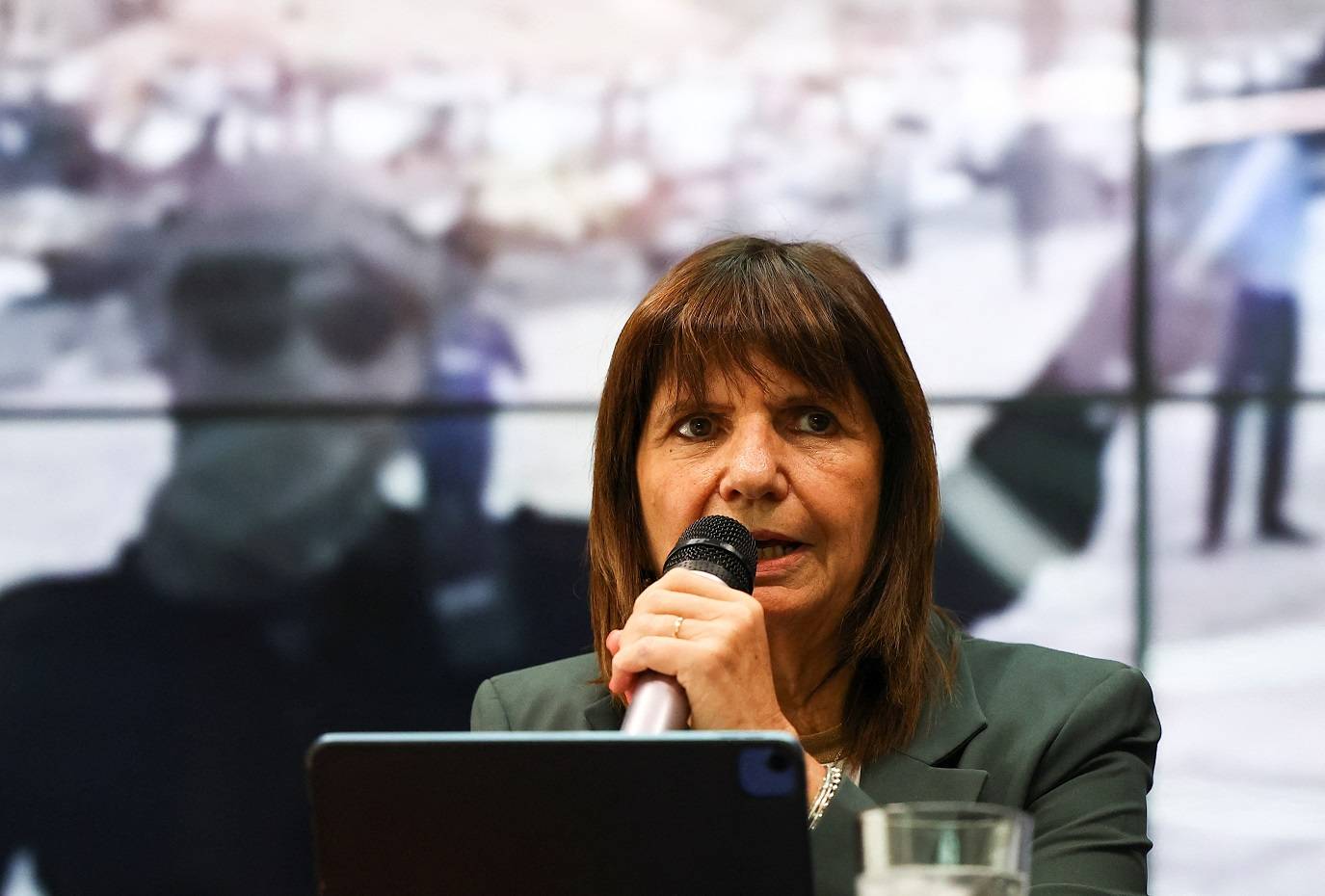 A ministra de Segurança da Argentina, Patricia Bullrich, realiza uma coletiva de imprensa para anunciar a prisão de um suspeito de militante islâmico na Argentina, em Buenos Aires, Argentina, 14 de janeiro de 2025. REUTERS/Agustin Marcarian
