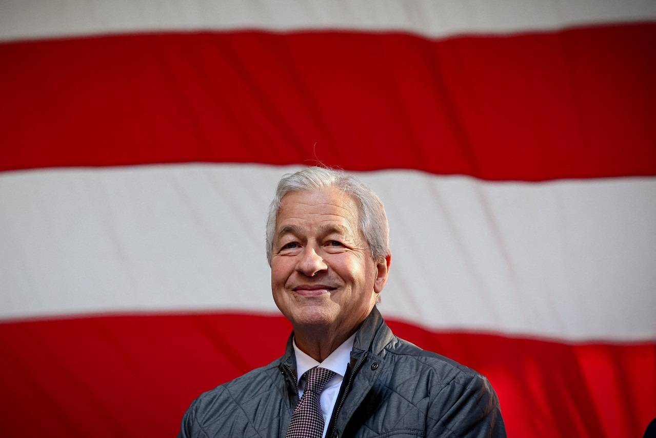 Jamie Dimon, presidente e CEO do JPMorgan Chase, participa da cerimônia de colocação da viga final do novo edifício da sede global do JPMorgan Chase, localizado na 270 Park Avenue, em Nova York, EUA, em 20 de novembro de 2023. REUTERS/Brendan McDermid/Foto de Arquivo