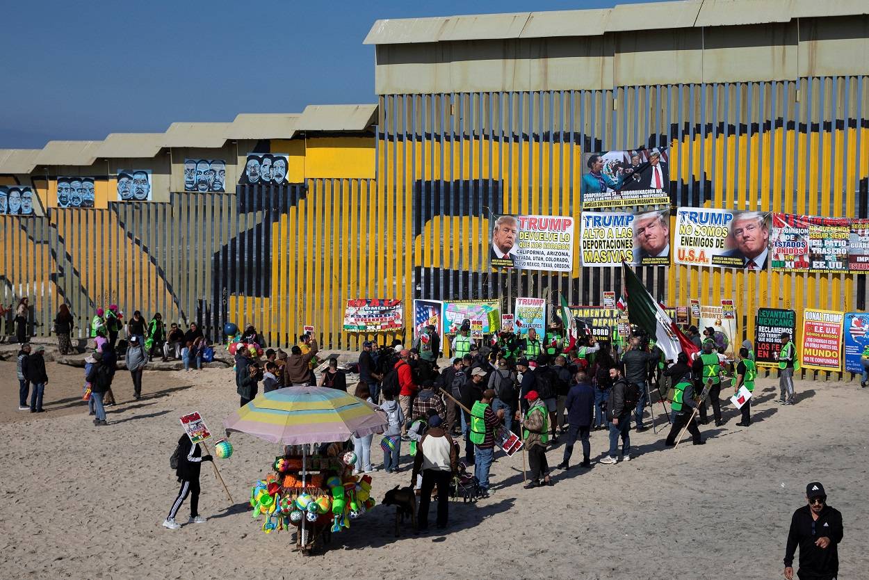 Manifestantes se reúnem na cerca da fronteira durante um protesto contra as medidas de imigração antecipadas do presidente eleito dos EUA, Donald Trump, em Playas de Tijuana, em Tijuana, México, em 19 de janeiro de 2025. REUTERS/Zaydee Sanchez

