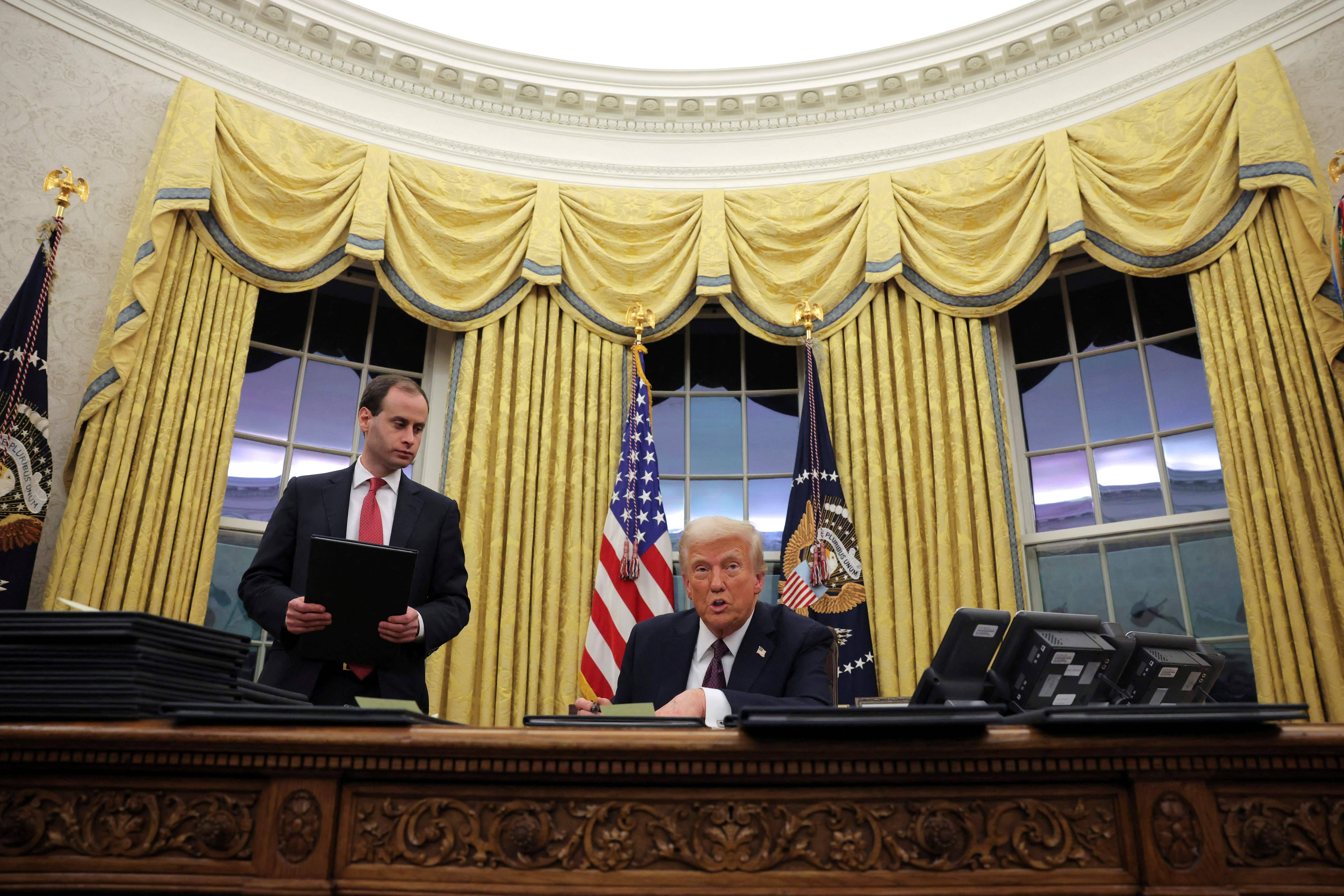 O presidente dos EUA, Donald Trump, fala no dia em que assina ordens executivas para os réus do 6 de janeiro no Salão Oval da Casa Branca no Dia da Inauguração, em Washington, EUA, 20 de janeiro de 2025. REUTERS/Carlos Barria