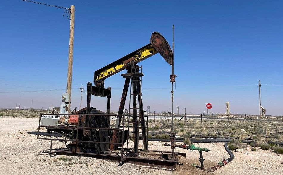 Uma bomba de óleo é vista na região de Loco Hills, no Novo México, Estados Unidos, em 6 de abril de 2023. A imagem ilustra a atividade de extração de petróleo na área, que é conhecida por suas operações de perfuração e produção de petróleo. REUTERS/Liz Hampton/Foto de Arquivo.


