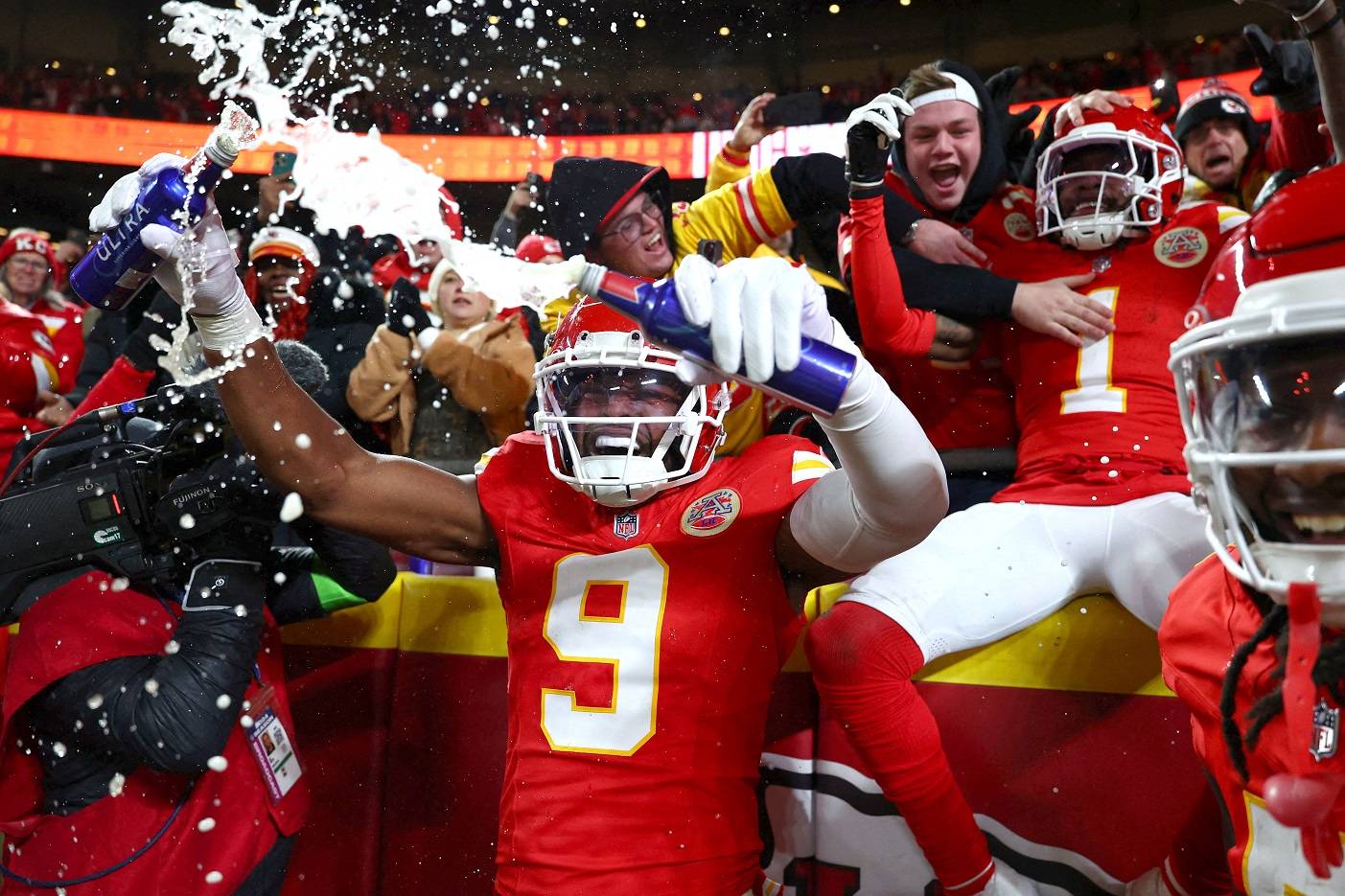 O wide receiver do Kansas City Chiefs, Xavier Worthy (1), e o wide receiver JuJu Smith-Schuster (9) reagem com os fãs após um touchdown contra o Buffalo Bills durante a primeira metade do jogo do Campeonato da AFC no GEHA Field no Arrowhead Stadium. Crédito obrigatório: Mark J. Rebilas-Imagn Images TPX IMAGENS DO DIA