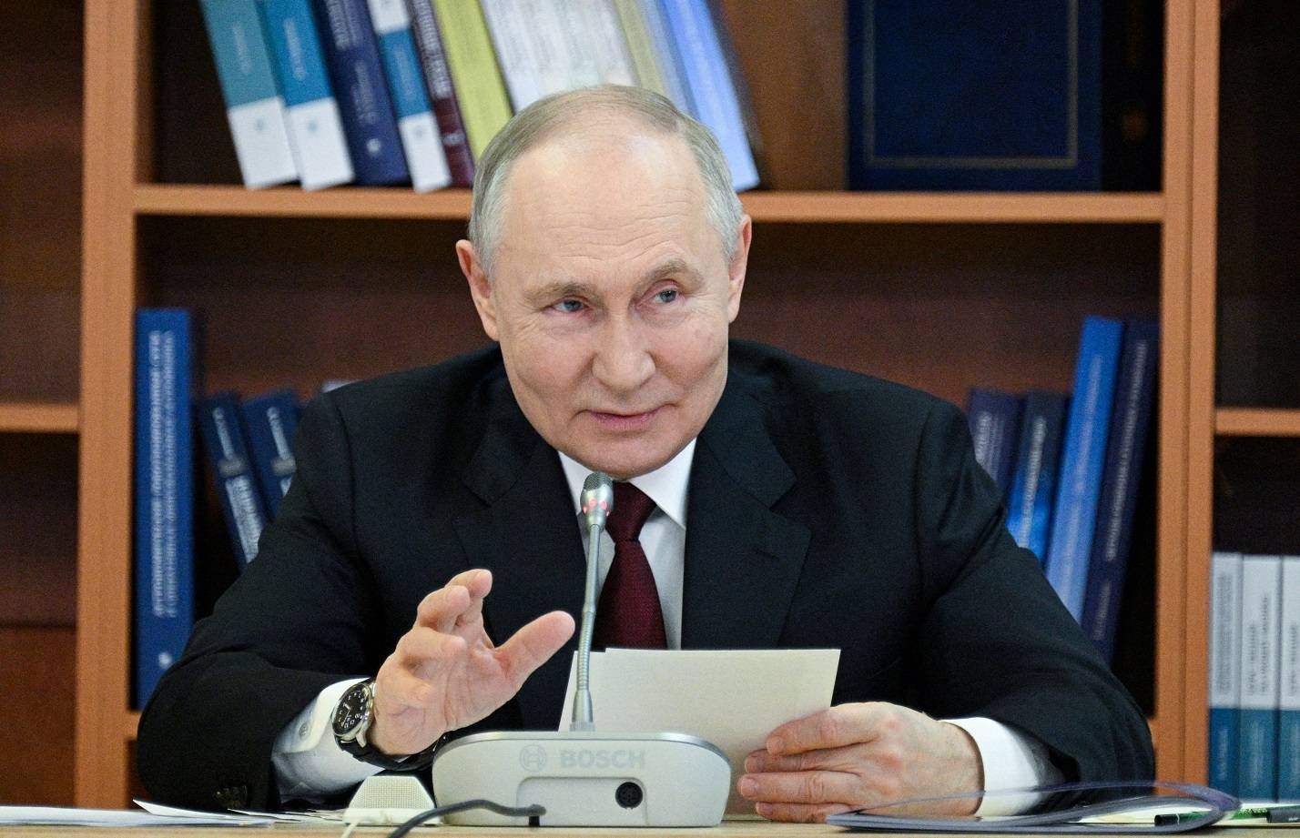 Presidente da Rússia, Vladimir Putin, faz declarações durante sua visita à Universidade Estatal de Moscovo Lomonosov, em Moscovo, Rússia, no dia 24 de janeiro de 2025 (Sputnik/Ramil Sitdikov/Pool via REUTERS)