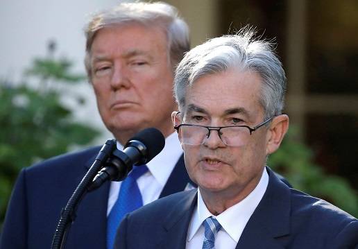 Donald Trump observa Jerome Powell durante entrevista na Casa Branca em Washington - 02/11/2017 (Foto: REUTERS/Carlos Barria)