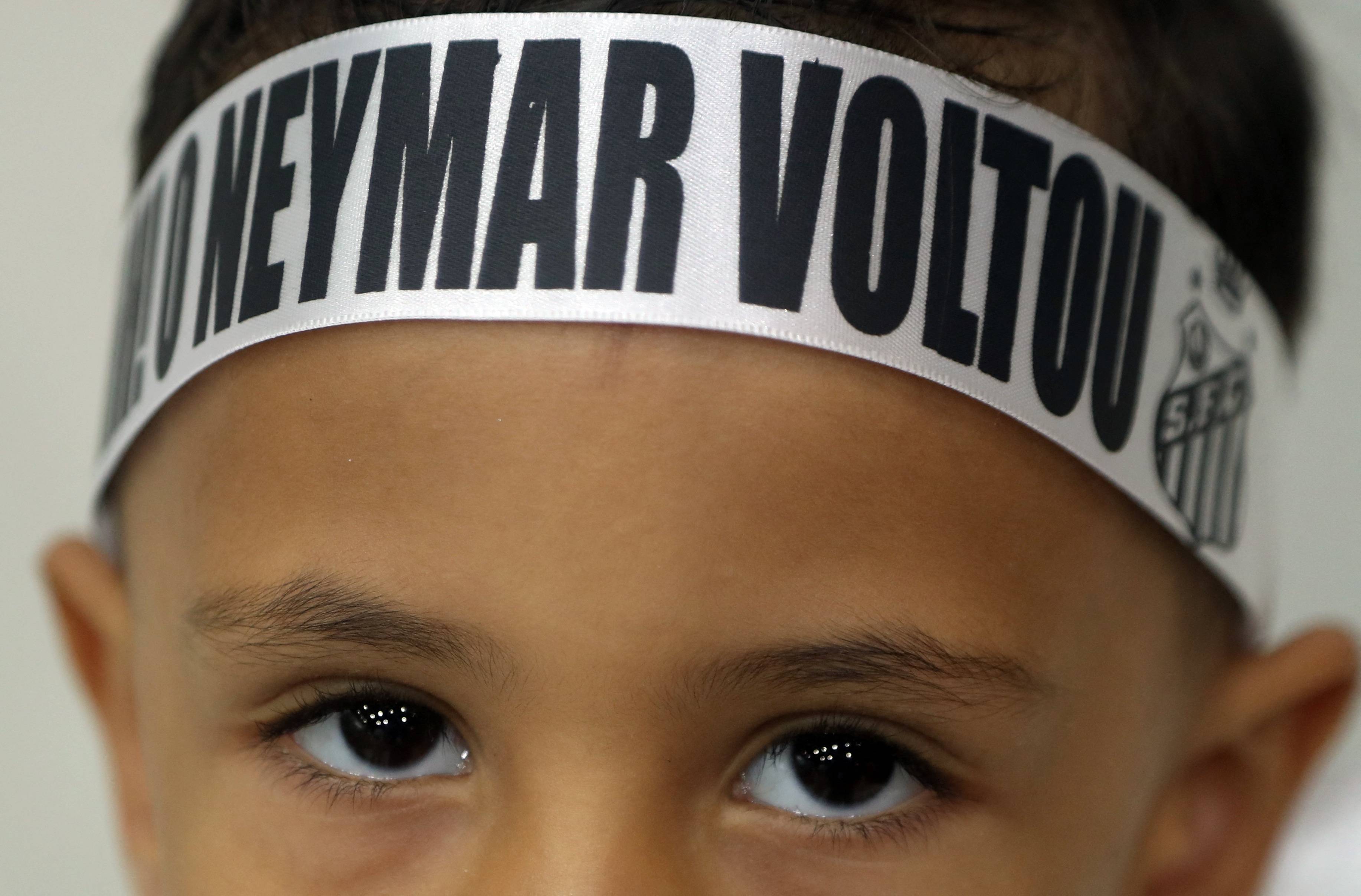 Um torcedor usa uma faixa na cabeça em referência a Neymar antes de ele ser apresentado como a nova contratação do Santos REUTERS/Carla Carniel.