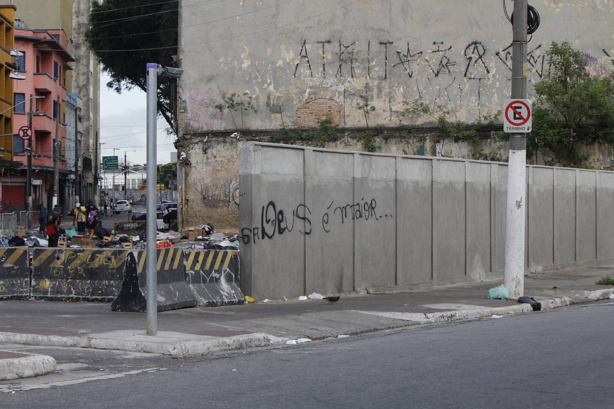 Vista do muro que a Prefeitura de São Paulo construiu na Cracolândia, no centro da cidade, para delimitar uma área e confinar os usuários de drogas, nesta quarta-feira, 15 (WILLIAN MOREIRA/ATO PRESS/ESTADÃO CONTEÚDO)