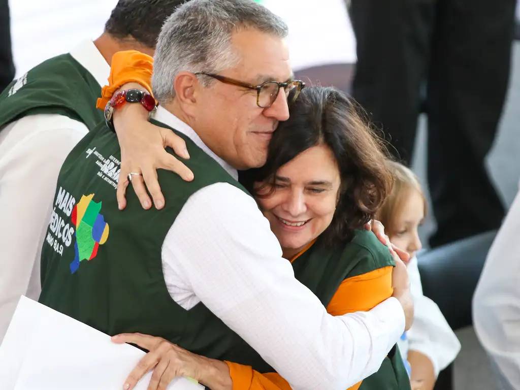 Alexandre Padilha e Nísia Trindade durante sanção da lei do Mais Médicos em julho de 2023 (Fabio Rodrigues-Pozzebom/Agência Brasil)
