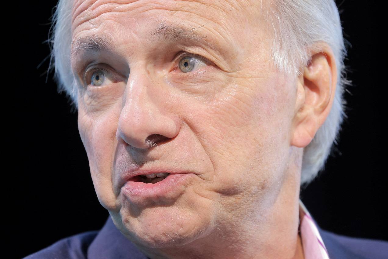 Ray Dalio, fundador da Bridgewater Associates, fala no Festival Future of Everything do The Wall Street Journal na cidade de Nova York, EUA, em 22 de maio de 2024. REUTERS/Andrew Kelly/Foto de Arquivo