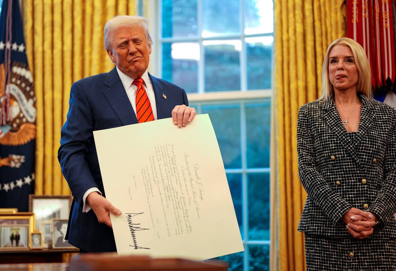 O presidente dos EUA, Donald Trump, e a procuradora-geral dos EUA, Pam Bondi, reagem, no dia da cerimônia de posse dela, na Casa Branca em Washington, EUA, 5 de fevereiro de 2025. REUTERS/Kent Nishimura