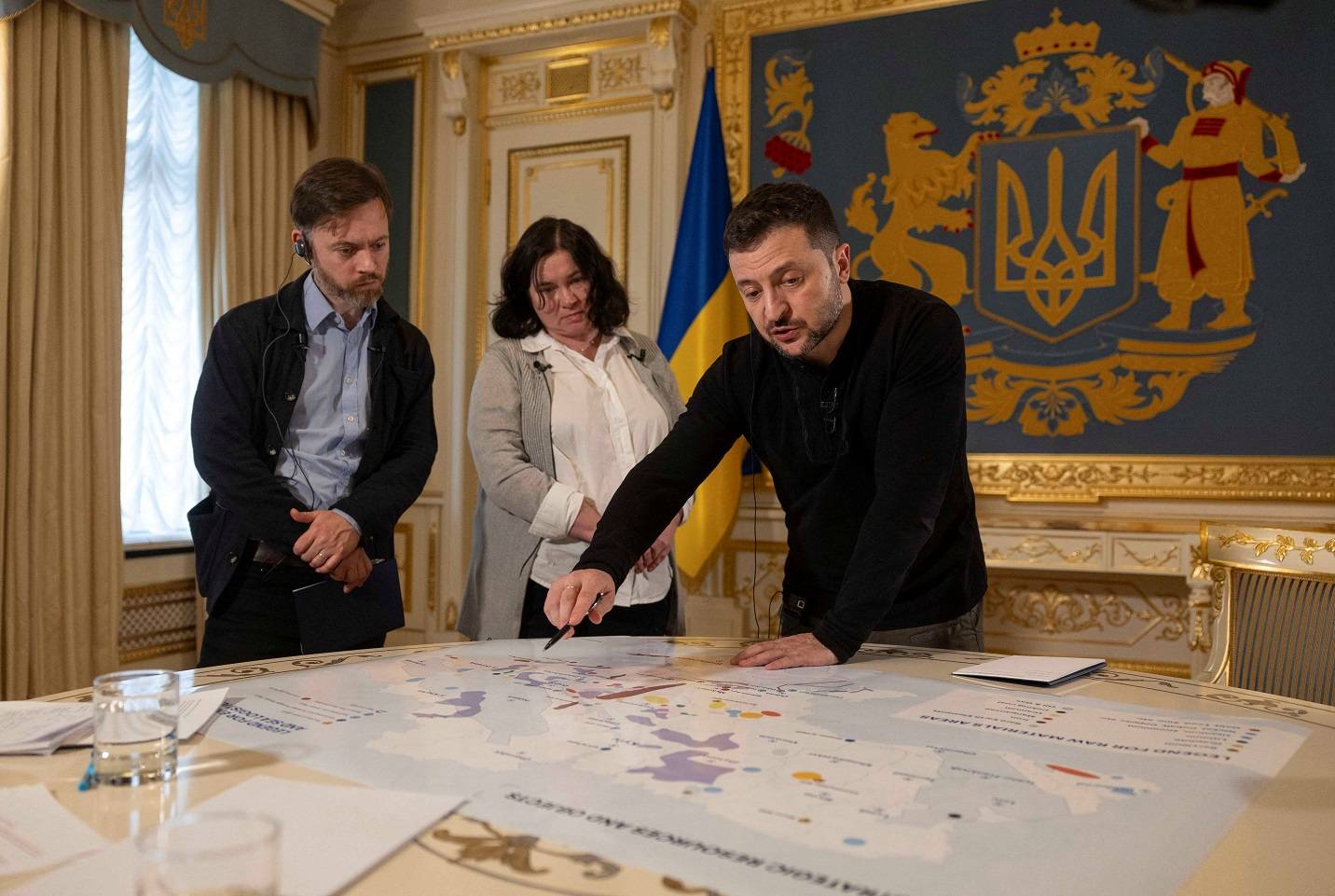 Zelensky mostra aos jornalistas da Reuters um mapa de recursos estratégicos durante uma entrevista em Kiev
07/02/2025
REUTERS/Valentyn Ogirenko
