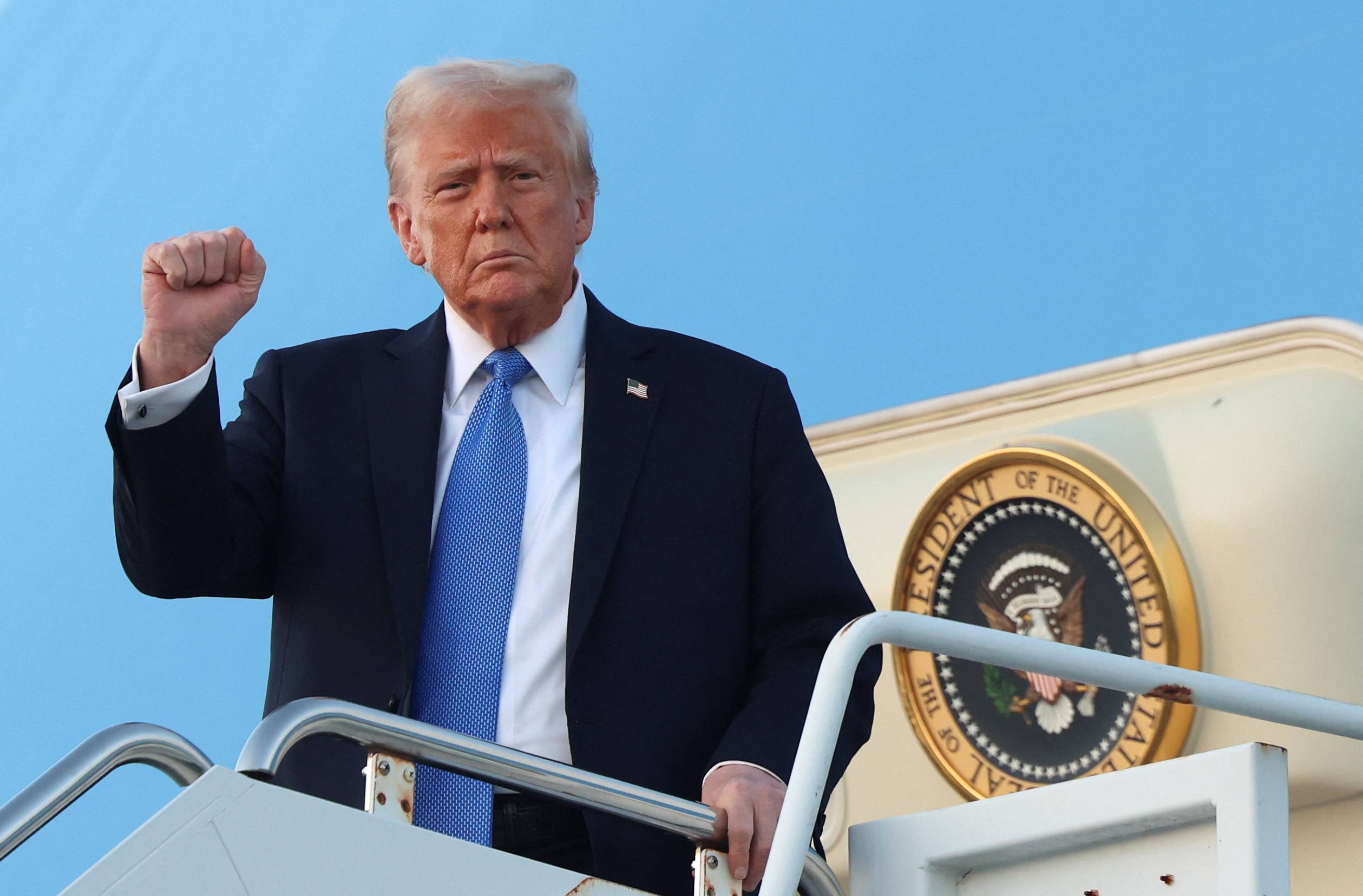Presidente dos EUA, Donald Trump, ao chegar em West Palm Beach, no Estado norte-americano da Flórida
07/02/2025 REUTERS/Kevin Lamarque