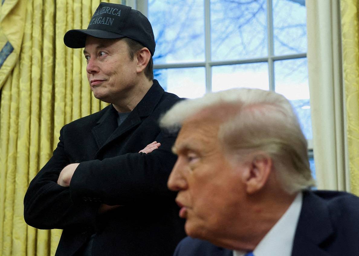 Elon Musk ouve o presidente dos Estados Unidos, Donald Trump, falar no Salão Oval da Casa Branca em Washington, D.C., EUA, em 11 de fevereiro de 2025. REUTERS/Kevin Lamarque