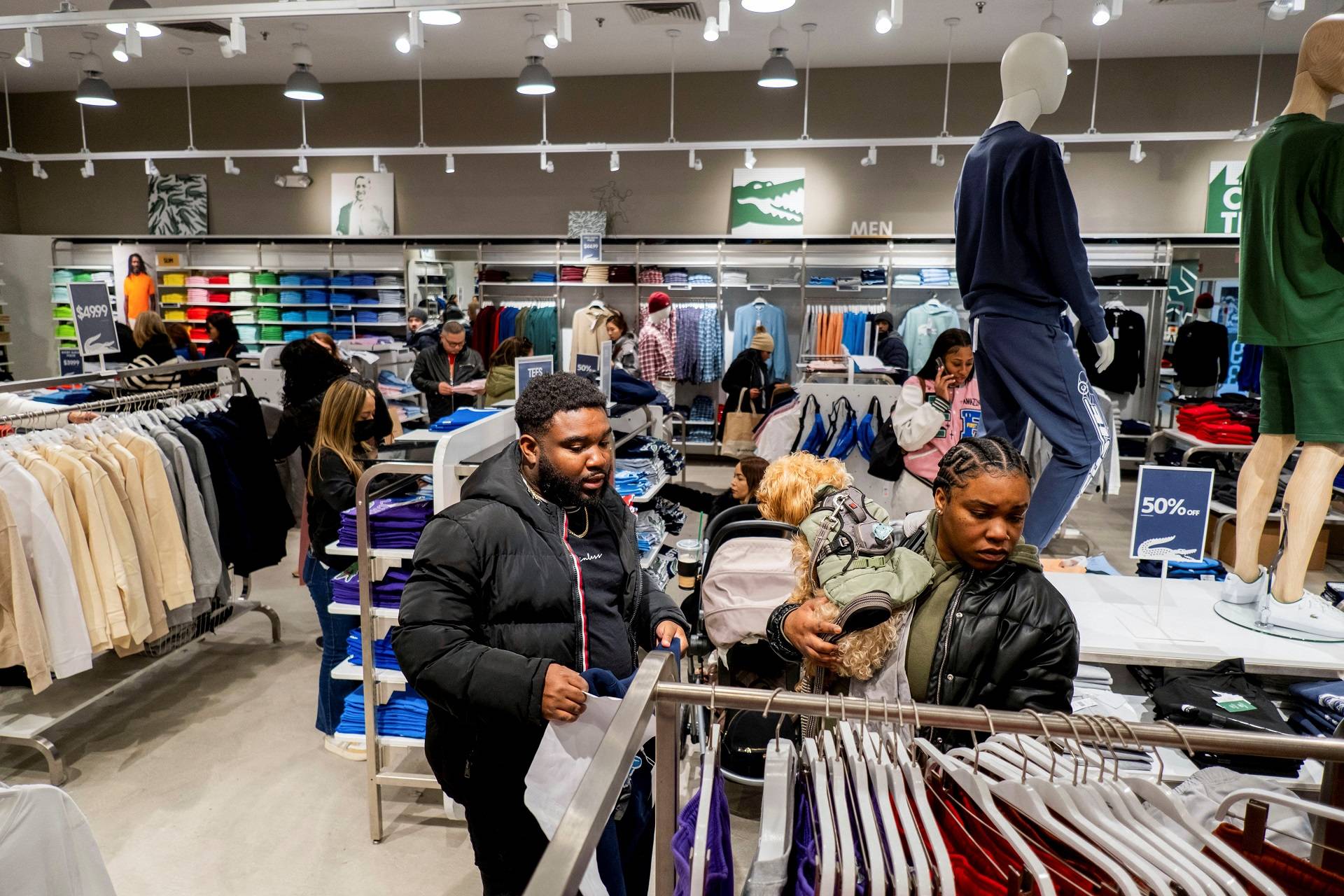 Consumidores observam roupas em loja de Nova York, nos EUA
24/11/2023
REUTERS/Vincent Alban