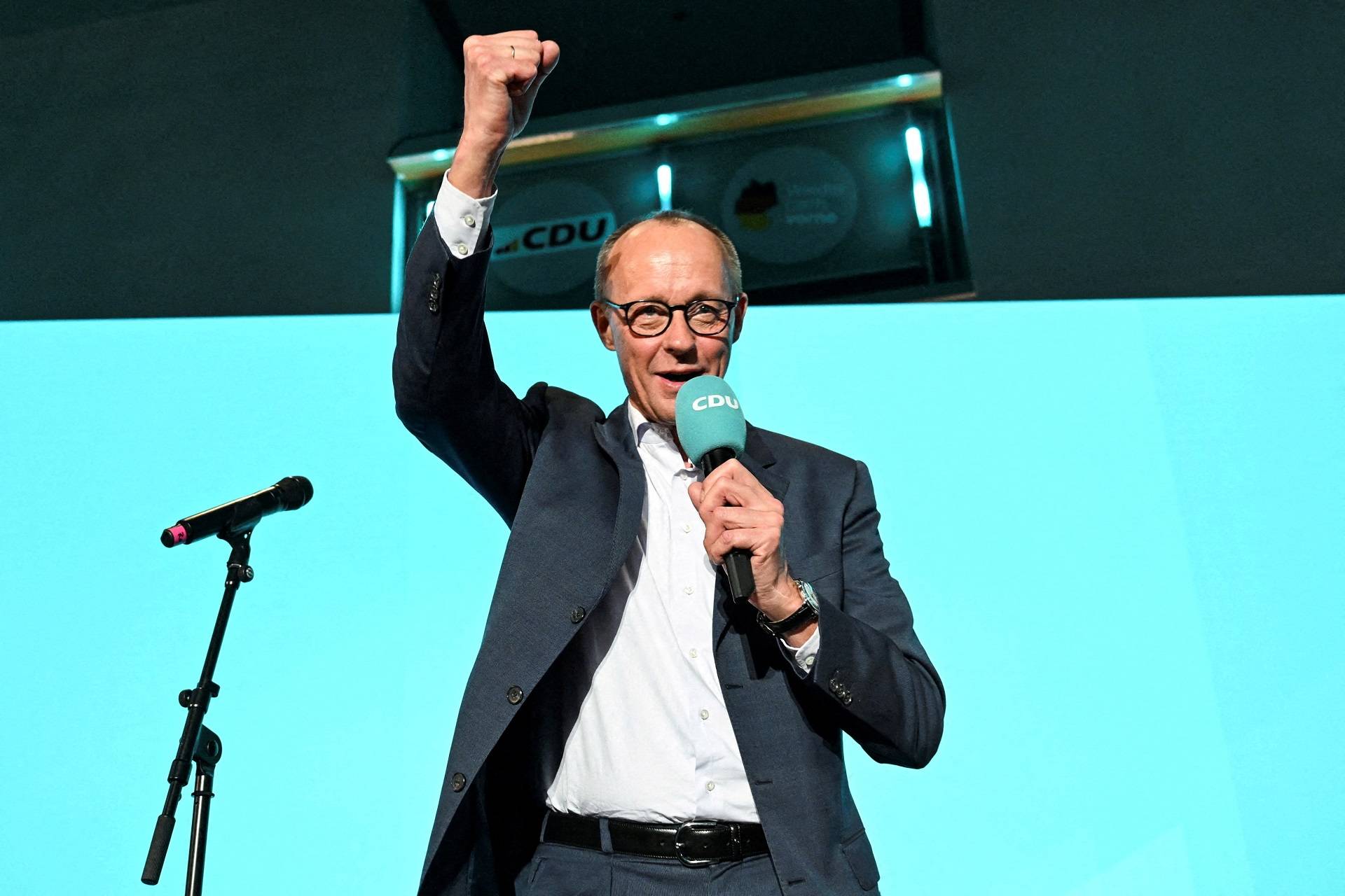 O líder do partido União Democrata Cristã (CDU), Friedrich Merz, discursa na sede do partido, após os resultados da pesquisa de boca de urna serem anunciados para as eleições gerais de 2025, em Berlim, Alemanha, em 23 de fevereiro de 2025. REUTERS/Angelika Warmuth/Foto de arquivo