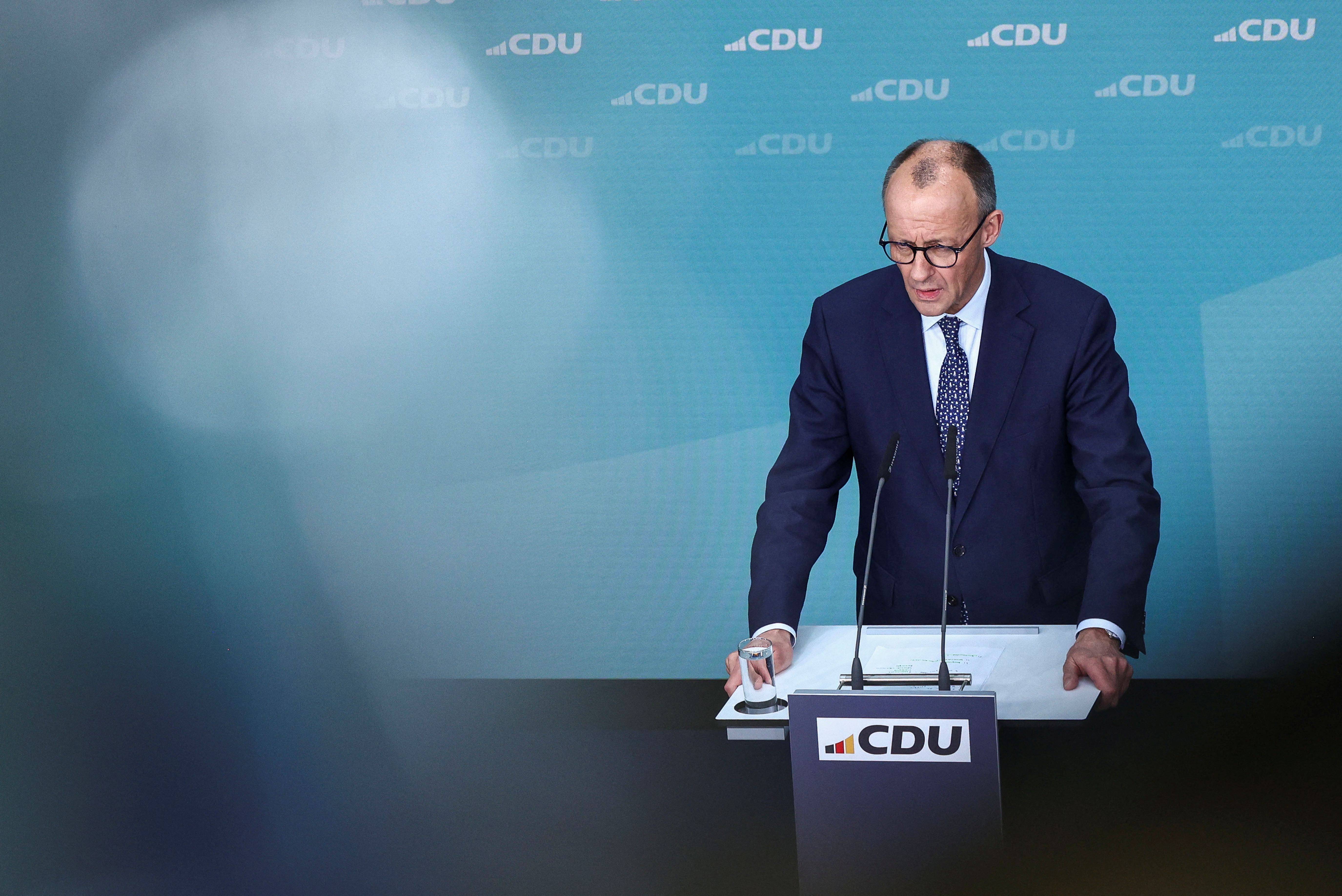 O candidato conservador alemão a chanceler e líder do partido União Democrata-Cristã (CDU), Friedrich Merz, participa de uma coletiva de imprensa após as eleições gerais na Alemanha, em Berlim, em 24 de fevereiro de 2025. REUTERS/Liesa Johannssen