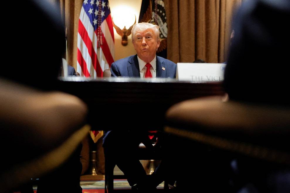 O presidente dos EUA, Donald Trump, realiza sua primeira reunião de gabinete na Casa Branca, em Washington, D.C., em 26 de fevereiro de 2025. REUTERS/Brian Snyder