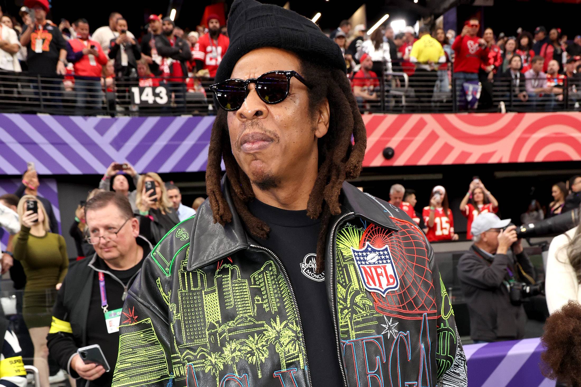 Jay-Z no Pré-jogo do Super Bowl LVIII em Las Vegas em 11 de fevereiro de 2024 (Kevin Mazur/Getty Images)