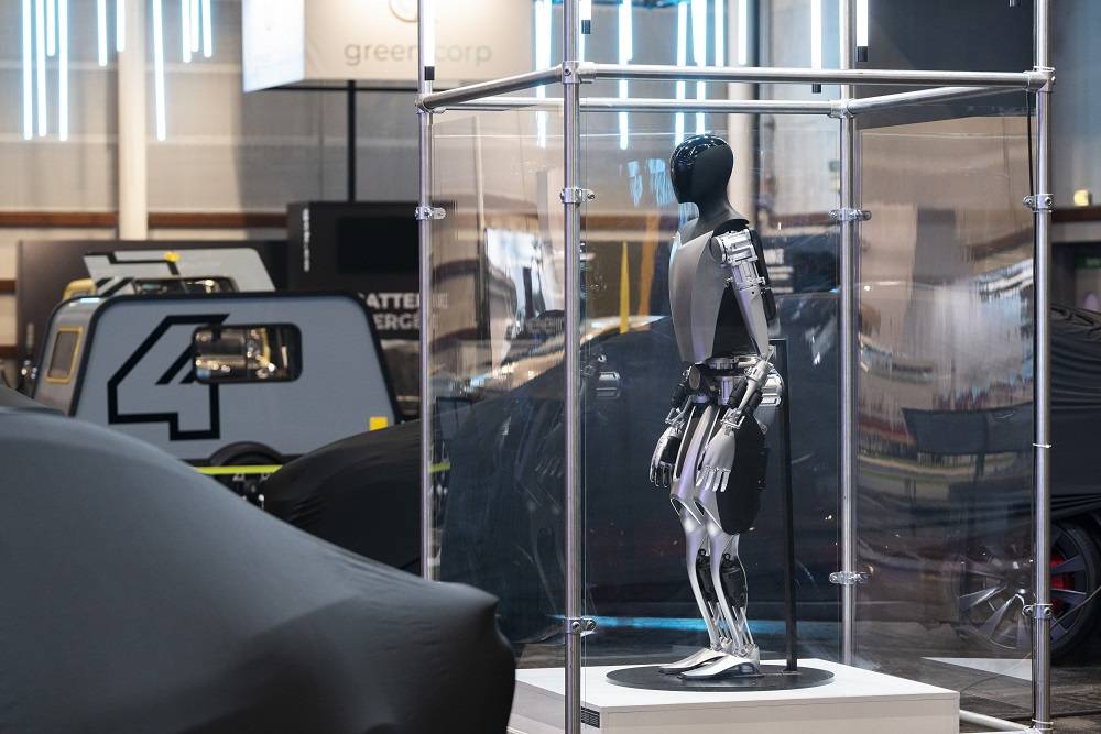 O robô Optimus da Tesla, também conhecido como Tesla Bot, no Salão do Automóvel de Paris (Bloomberg)