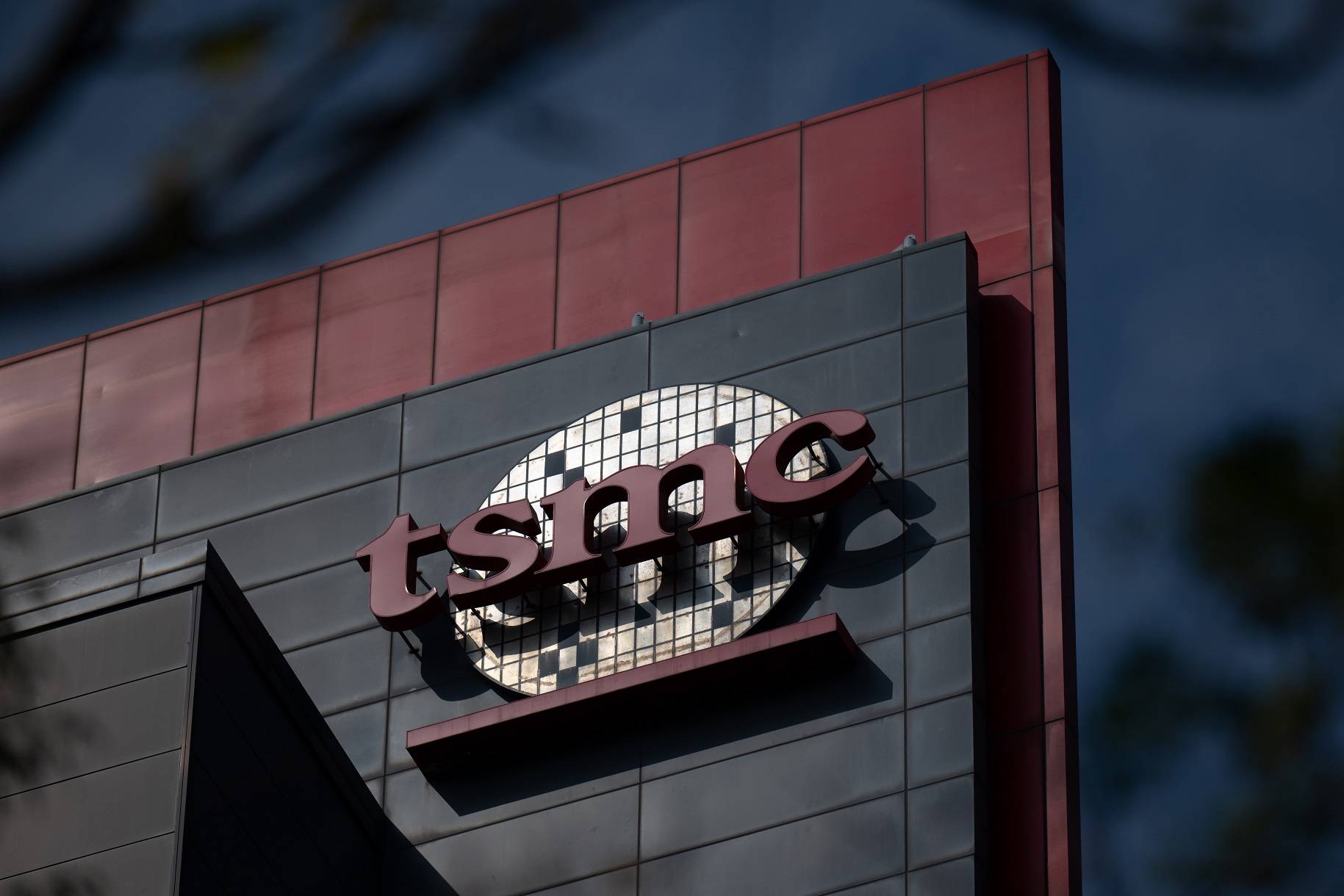 Logotipo da Taiwan Semiconductor Manufacturing Co. em Hsinchu, Taiwan Fotógrafo: Mike Kai Chen/Bloomberg

