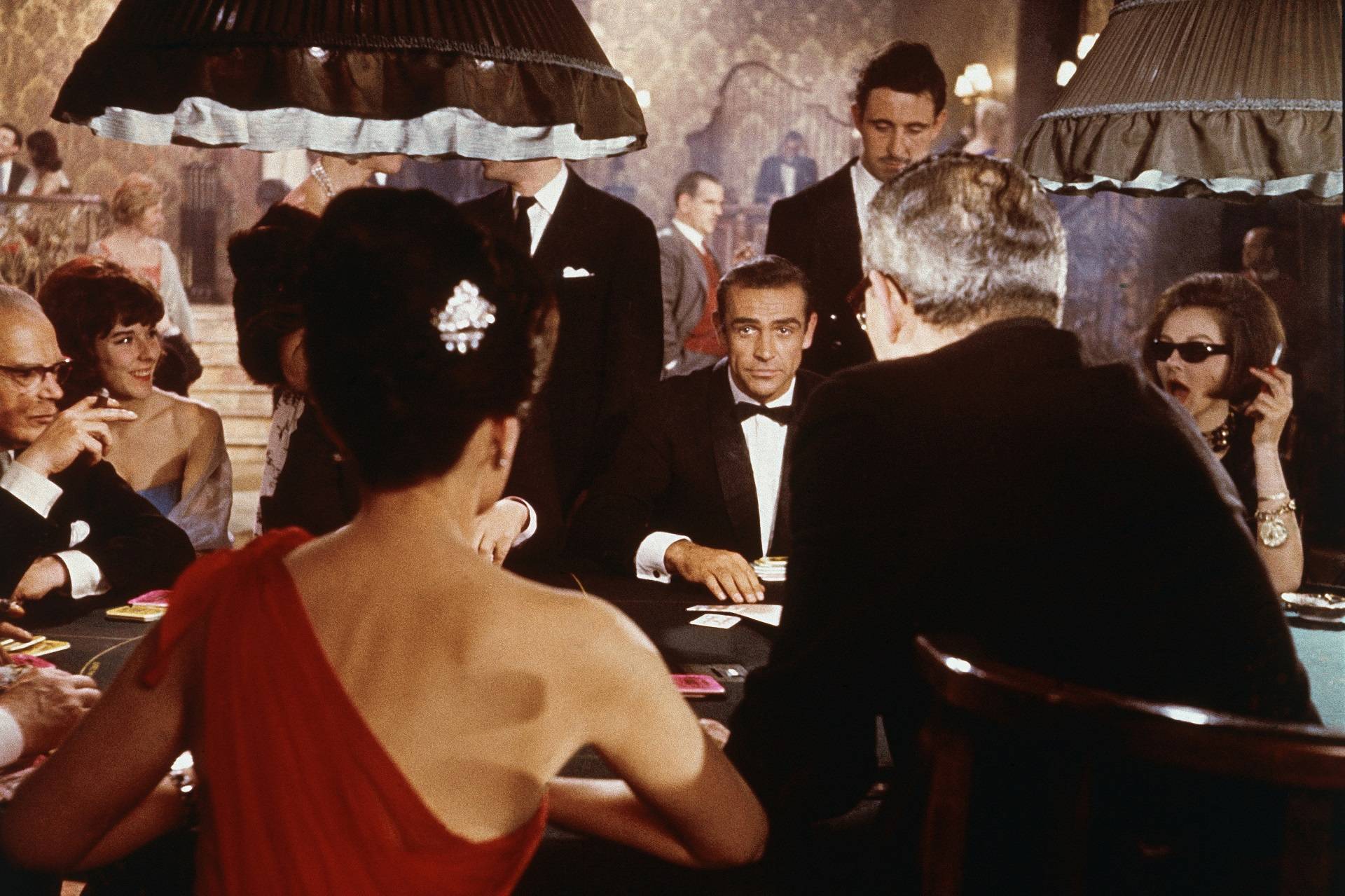 Sean Connery como o agente secreto fictício James Bond está sentado em uma mesa de jogo de cassino em uma cena de um dos filme da franquia (Foto: GettyImages/via Bloomberg) 