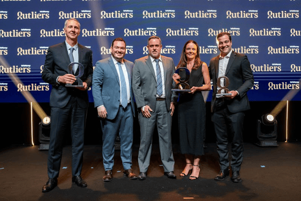 Entrega dos prêmios para os vencedores da categoria melhor Fundo de Previdência Ações da Premiação Outliers InfoMoney (Foto: divulgação)