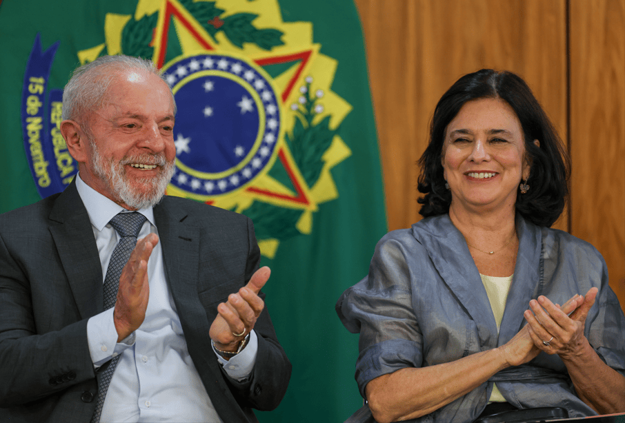 Presidente Luiz Inácio Lula da Silva (e) ao lado da ministra da saúde, Nísia Trindade (d), (Foto: Jose Cruz/Agência Brasil)