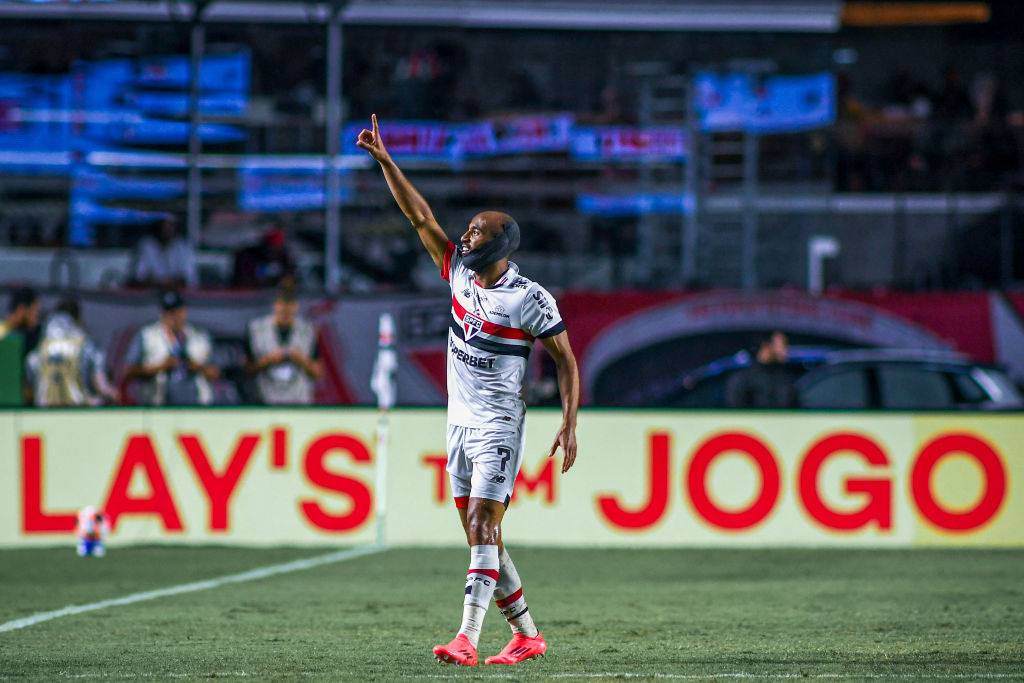 Lucas Moura, do São Paulo, comemora após marcar no Campeonato Paulista de 2025 - 26/01/2025 (Foto: Sports Press Photo/Getty Images)

