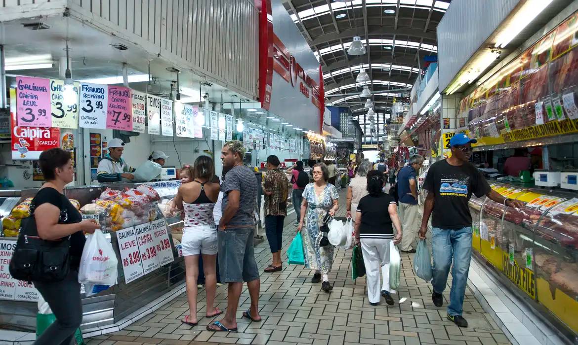 Pessoas fazendo compras (Foto: Marcelo Camargo/Agência Brasil)