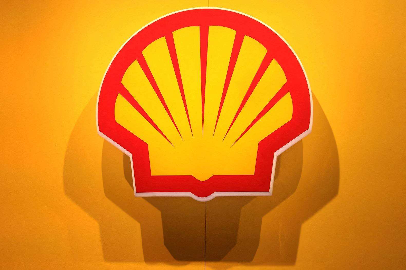 O logotipo da empresa britânica multinacional de petróleo e gás Shell é exibido durante a feira de comércio de energia LNG 2023 em Vancouver, Colúmbia Britânica, Canadá, em 12 de julho de 2023. REUTERS/Chris Helgren/Foto de Arquivo

