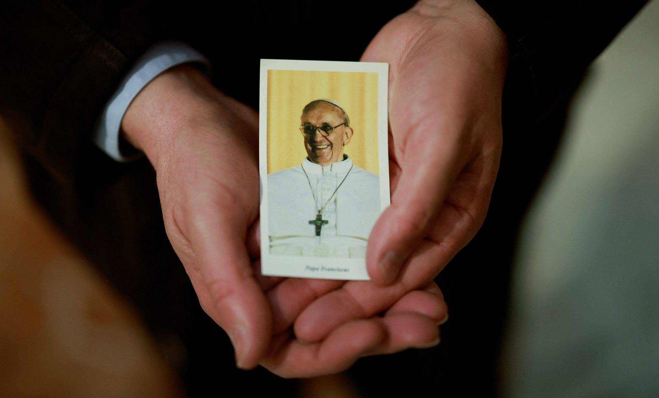 Fiel reza pela saúde do Papa Francisco, na Espanha (Foto: REUTERS/Jon Nazca)
