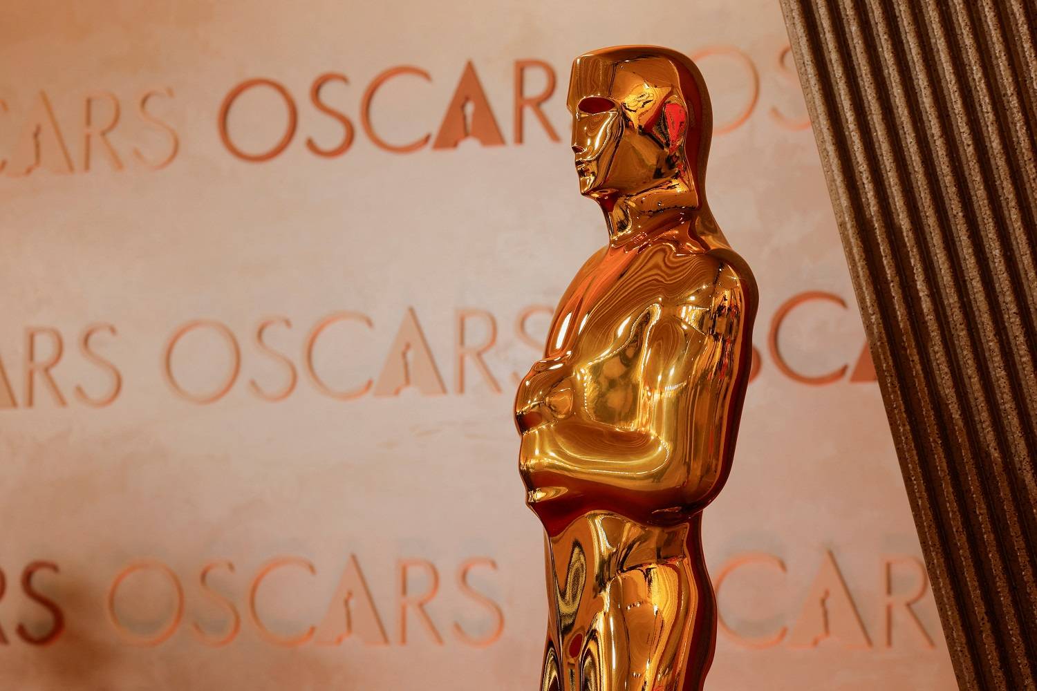 Uma estatueta do Oscar se destaca enquanto a Hollywood Boulevard continua a ser transformada na área de chegada do tapete vermelho para a 97ª edição do Academy Awards, em Los Angeles, Califórnia, EUA, em 28 de fevereiro de 2025. REUTERS/Mike Blake

