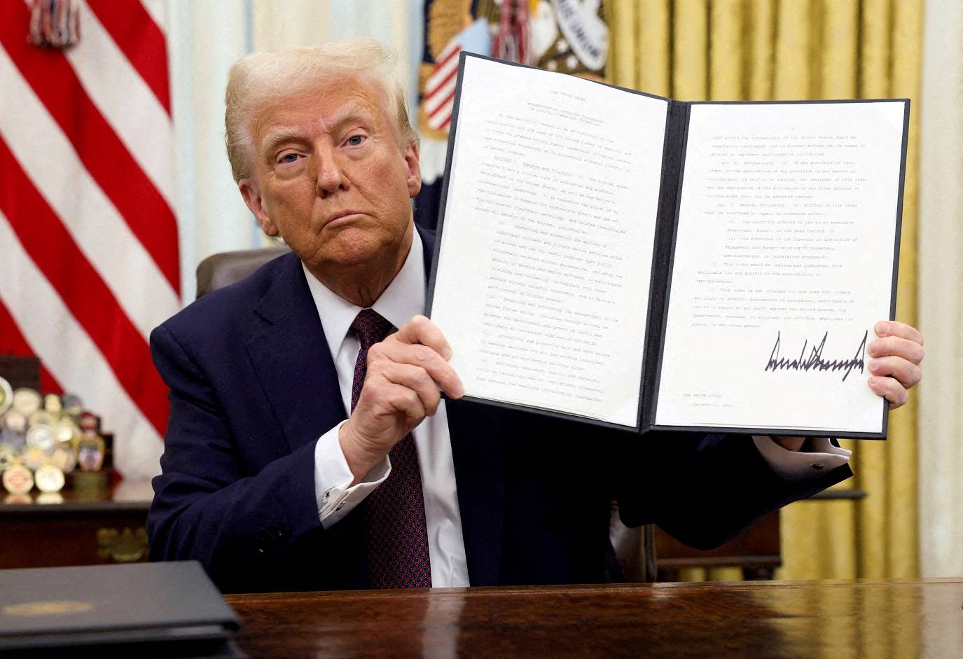 FOTO DE ARQUIVO: O presidente dos EUA, Donald Trump, segura uma ordem executiva assinada sobre criptomoedas, no Salão Oval da Casa Branca, em Washington, EUA, em 23 de janeiro de 2025. REUTERS/Kevin Lamarque/Foto de Arquivo

