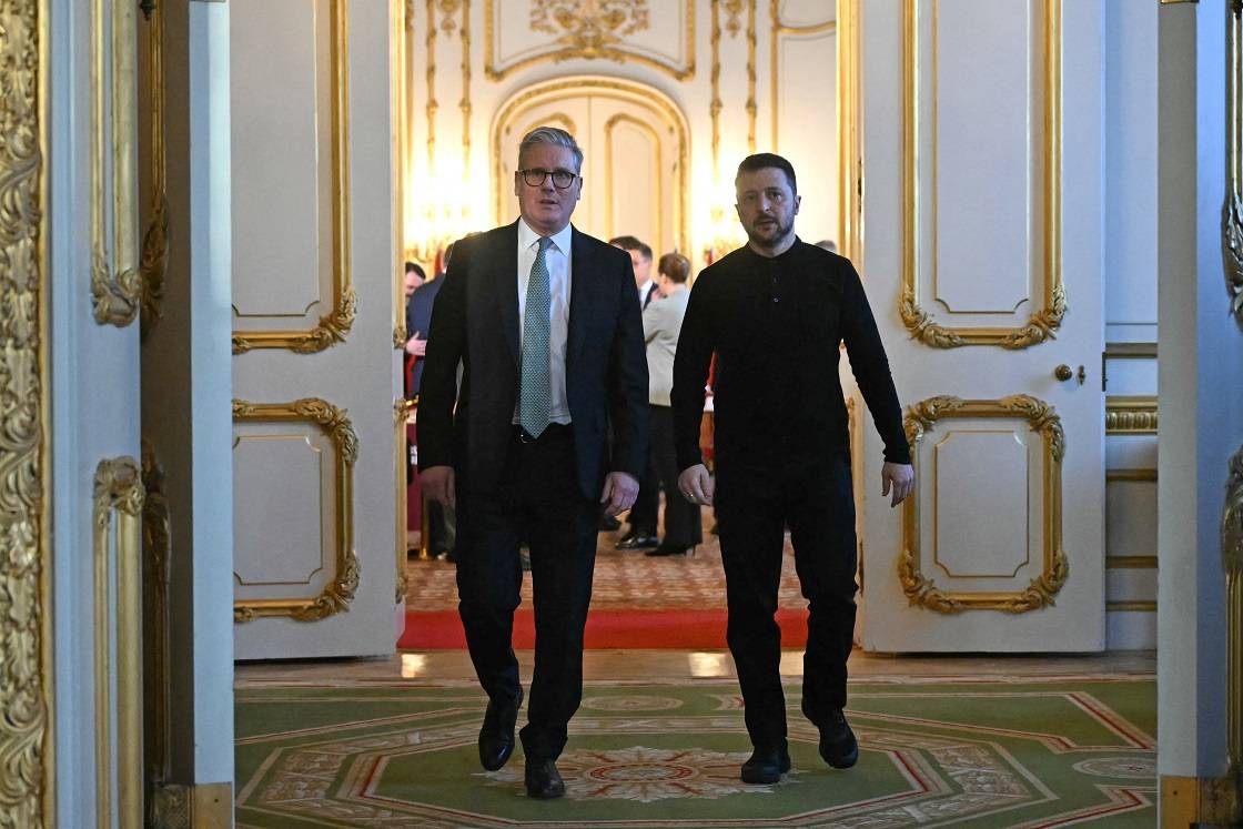 O primeiro-ministro britânico, Keir Starmer, e o presidente da Ucrânia, Volodymyr Zelenskiy, dirigem-se a uma sala privada para realizar uma reunião durante uma cúpula na Lancaster House, no centro de Londres, Reino Unido, em 2 de março de 2025. JUSTIN TALLIS/Pool via REUTERS

