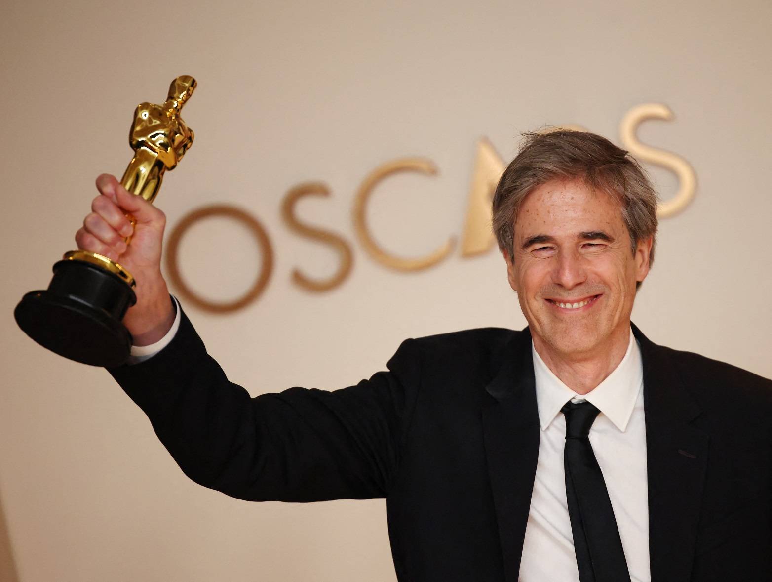 O diretor Walter Salles posa com o Oscar de Melhor Filme Internacional por “Ainda Estou Aqui”, do Brasil, na sala de fotos da 97ª edição do Academy Awards em Hollywood, Los Angeles, Califórnia, EUA, em 2 de março de 2025. REUTERS/Daniel Cole

