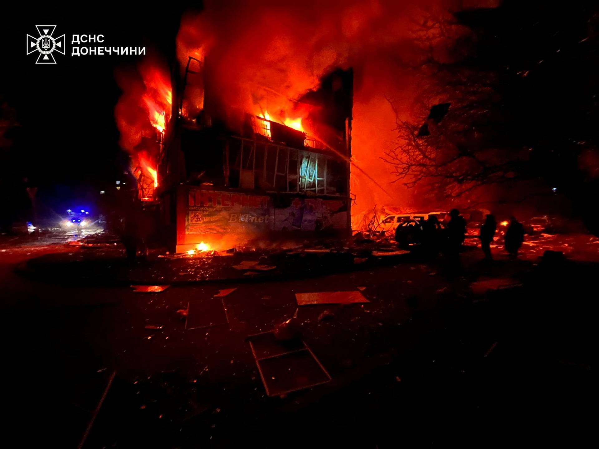 Bombeiros trabalham no local de uma área residencial atingida por um ataque militar russo, em meio ao ataque da Rússia à Ucrânia, na cidade de Dobropillia, região de Donetsk, Ucrânia, 8 de março de 2025. Serviço de imprensa do Serviço de Emergência Estatal da Ucrânia na região de Donetsk/Divulgação via REUTERS