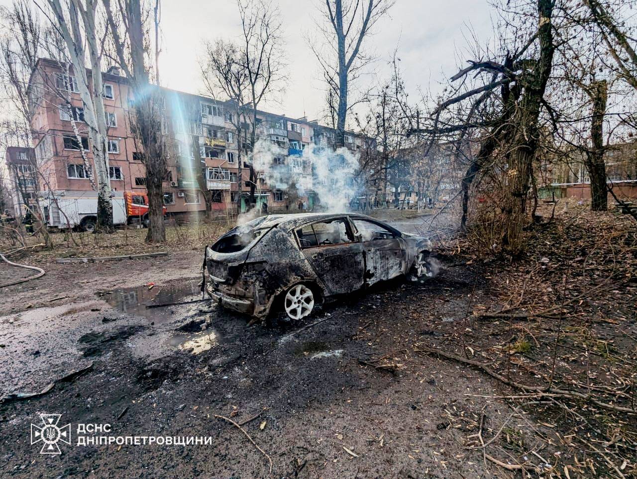 Um carro em chamas é visto em frente a um prédio de apartamentos danificado por um ataque de míssil russo, em meio ao ataque da Rússia à Ucrânia, em Kryvyi Rih, Ucrânia, em 12 de março de 2025. Serviço de imprensa do Serviço de Emergência Estatal da Ucrânia na região de Dnipropetrovsk/Divulgação via REUTERS