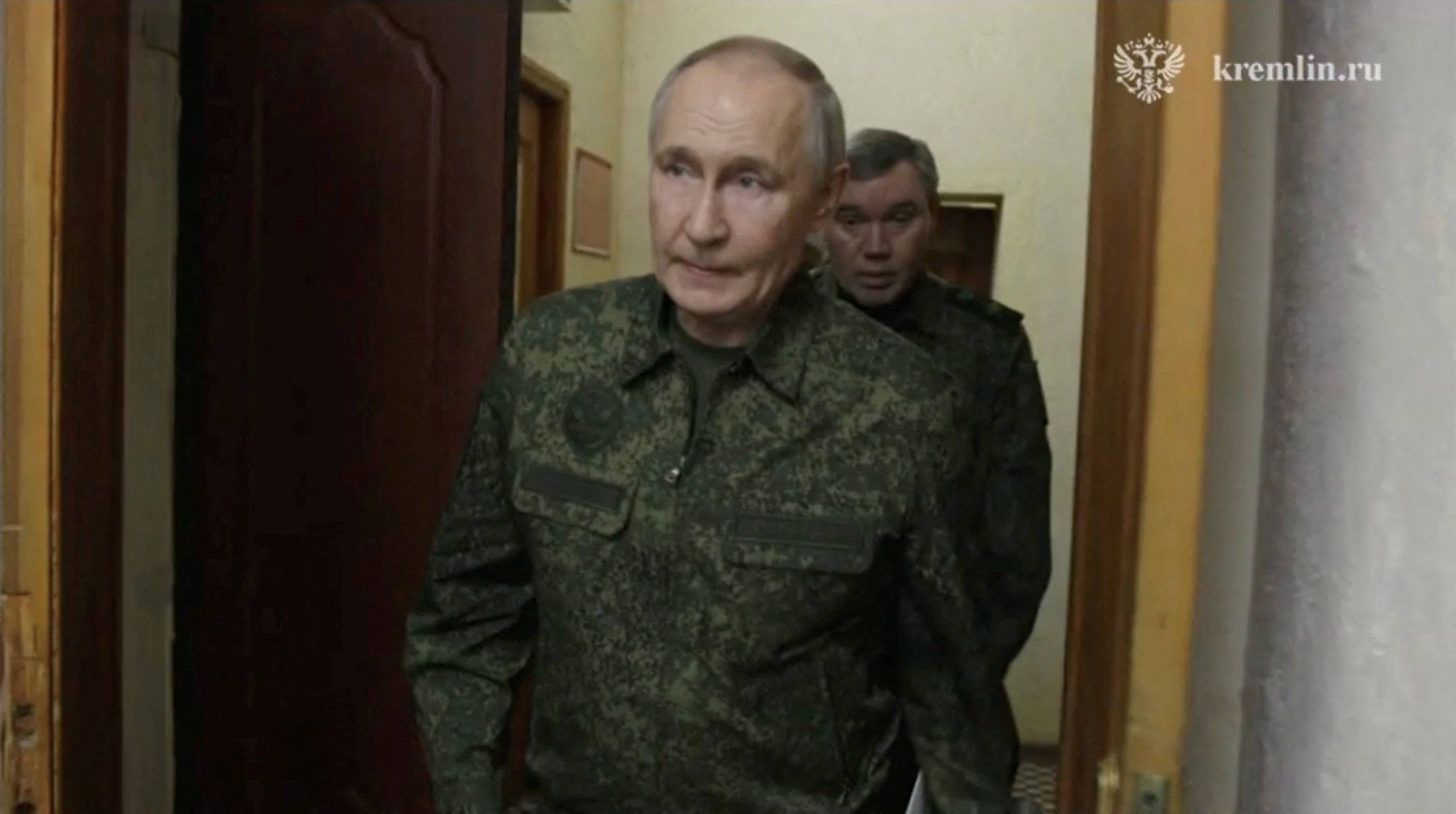 O presidente russo Vladimir Putin caminha à frente do chefe do Estado-Maior das Forças Armadas Russas Valery Gerasimov enquanto ele visita o centro de comando do exército durante o conflito Rússia-Ucrânia na região de Kursk, Rússia, 12 de março de 2025, nesta imagem estática tirada de vídeo. Kremlin.ru/Handout via REUTERS