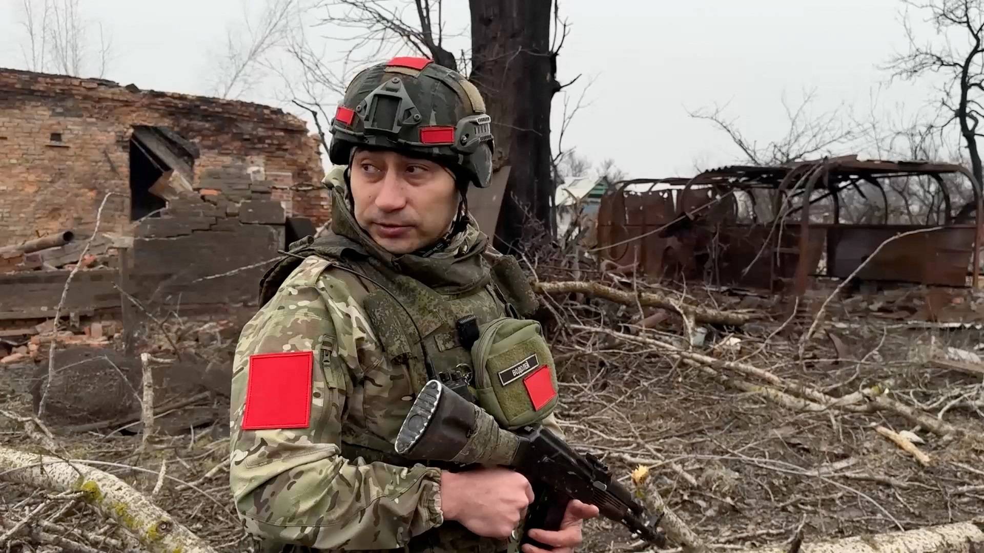 Um soldado do exército russo caminha por uma rua em ruínas do assentamento de Malaya Loknya, que foi recentemente retomado pelas forças armadas russas durante o conflito Rússia-Ucrânia na região de Kursk, Rússia, nesta imagem estática tirada de um vídeo divulgado em 13 de março de 2025. Ministério da Defesa Russo/Divulgação via REUTERS