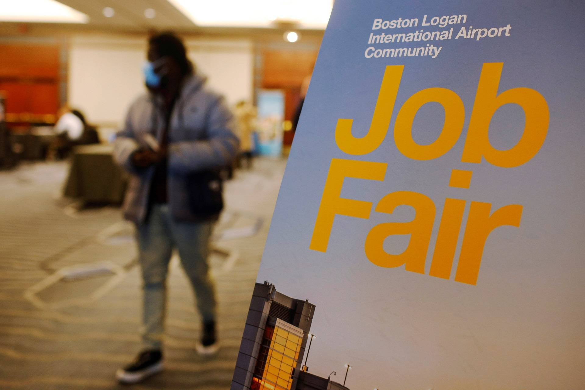 Cartaz de feira de emprego em Boston, EUA - 
07/12/2021 (Foto: REUTERS/Brian Snyder)
