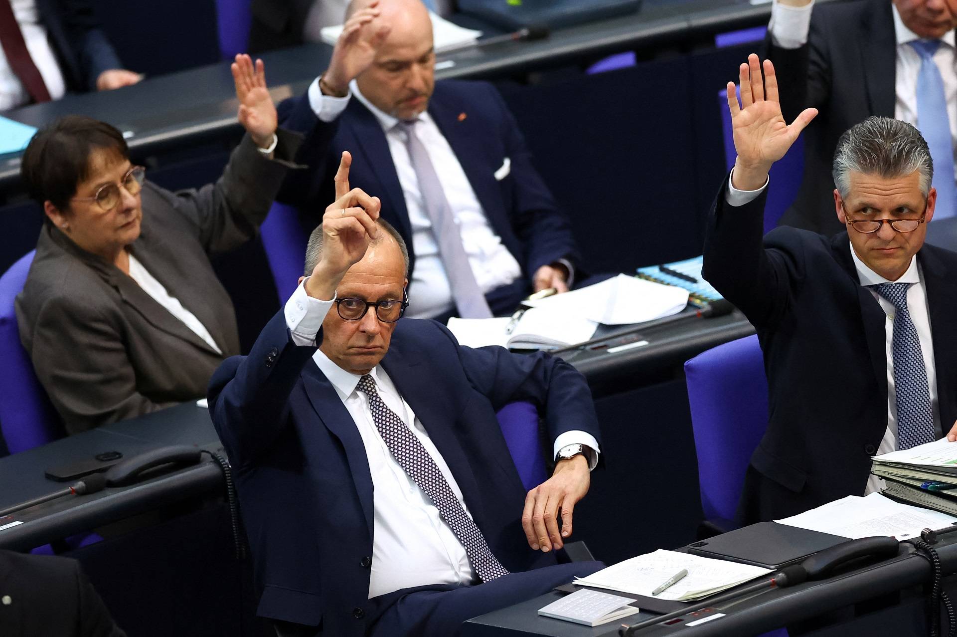 Líder do bloco conservador da Alemanha, Friedrich Merz, durante sessão no Parlamento, em Berlim
18/03/2025
REUTERS/Lisi Niesner