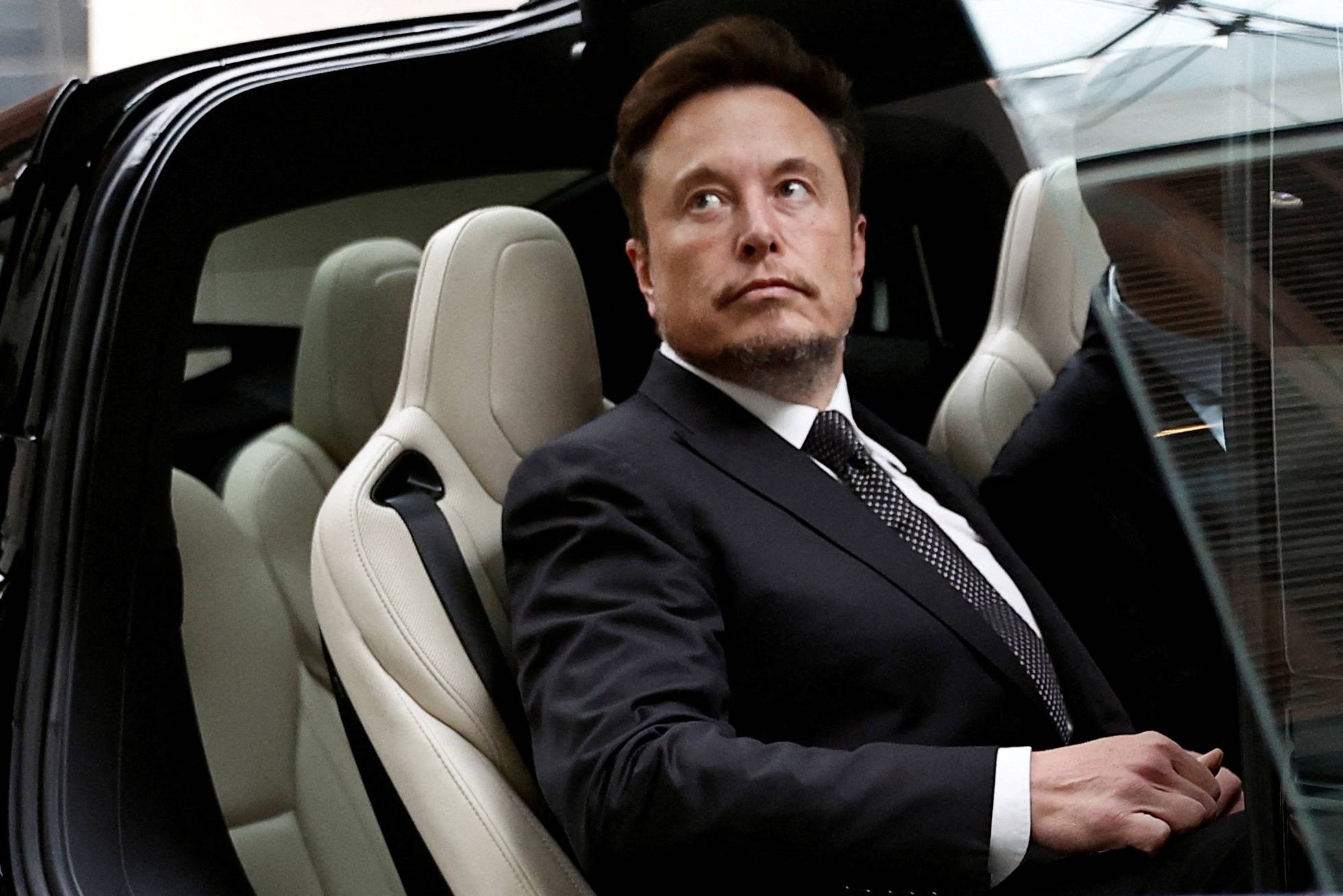 O CEO da esla, Elon Musk, entra em um carro da Tesla ao sair de um hotel em Pequim, China, em 31 de maio de 2023. REUTERS/Tingshu Wang/Foto de arquivo