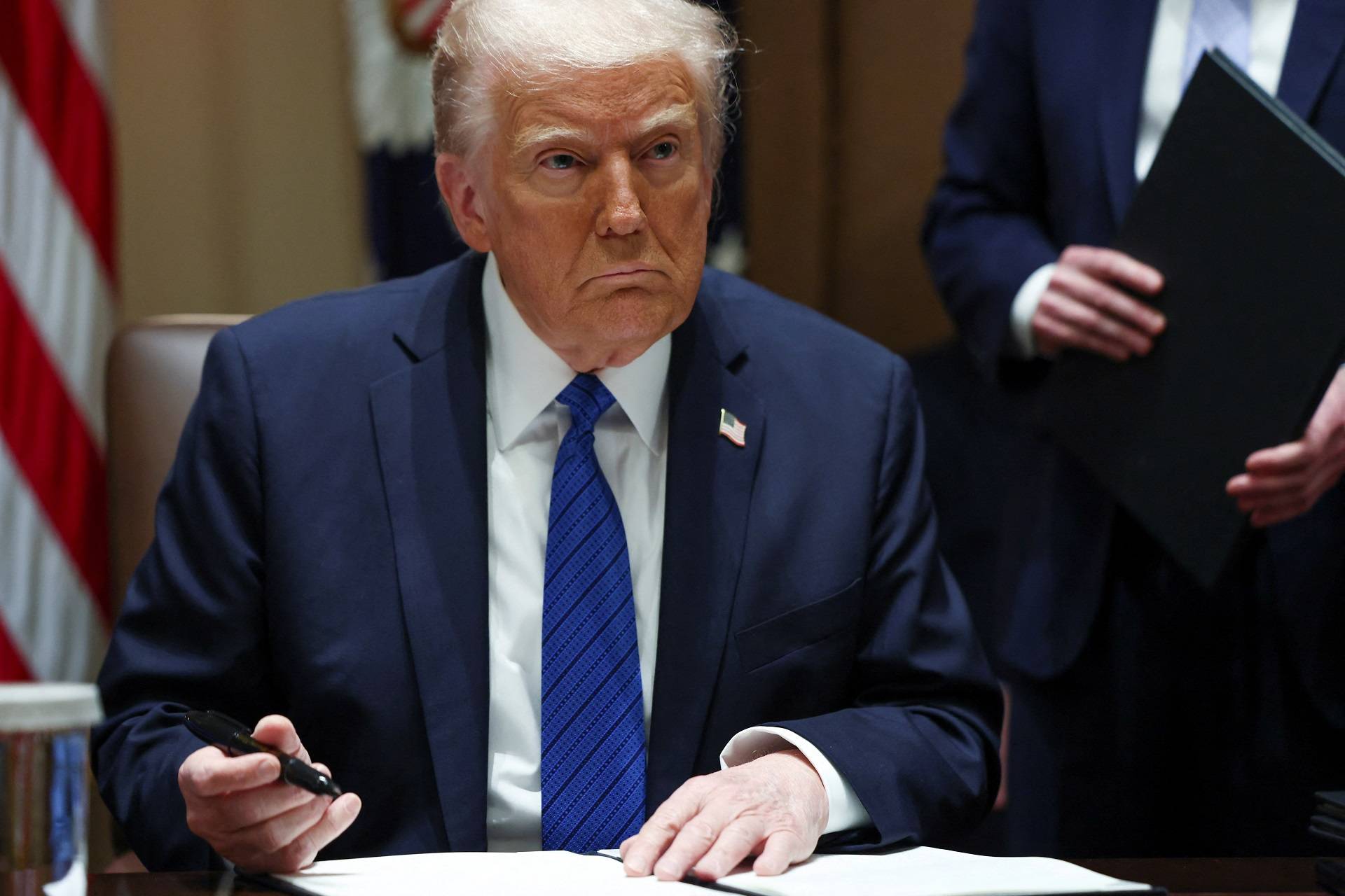 O presidente dos EUA, Donald Trump, observa o dia de uma reunião com embaixadores dos EUA na Casa Branca em Washington, D.C., EUA, 25 de março de 2025. REUTERS/Evelyn Hockstein