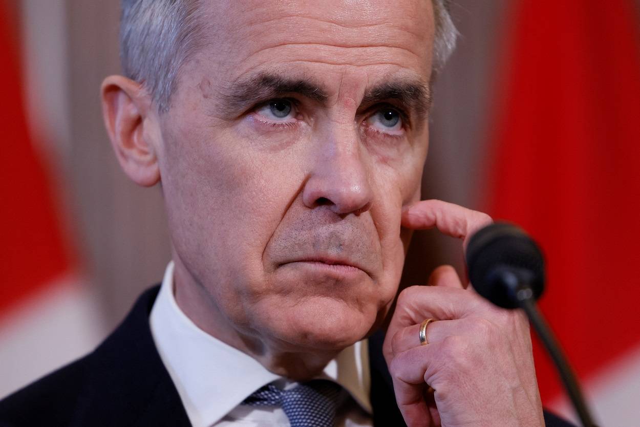 O Primeiro-Ministro do Canadá, Mark Carney, participa de uma coletiva de imprensa em Ottawa, Ontário, em 27 de março de 2025, para discutir a resposta às novas tarifas impostas pelo Presidente dos EUA, Donald Trump. (REUTERS/Blair Gable)

