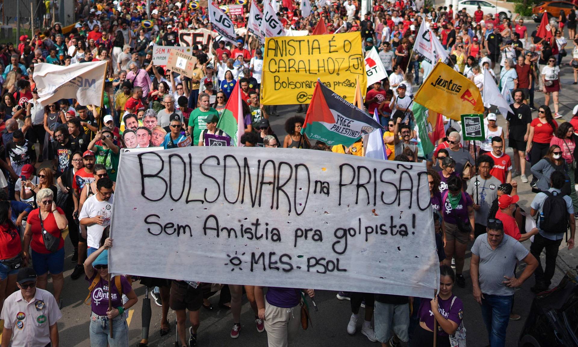 Pessoas participam de uma manifestação contra a anistia e contra o ex-presidente brasileiro Jair Bolsonaro - 30/03/2025 (Foto:  REUTERS/Alexandre Meneghini)