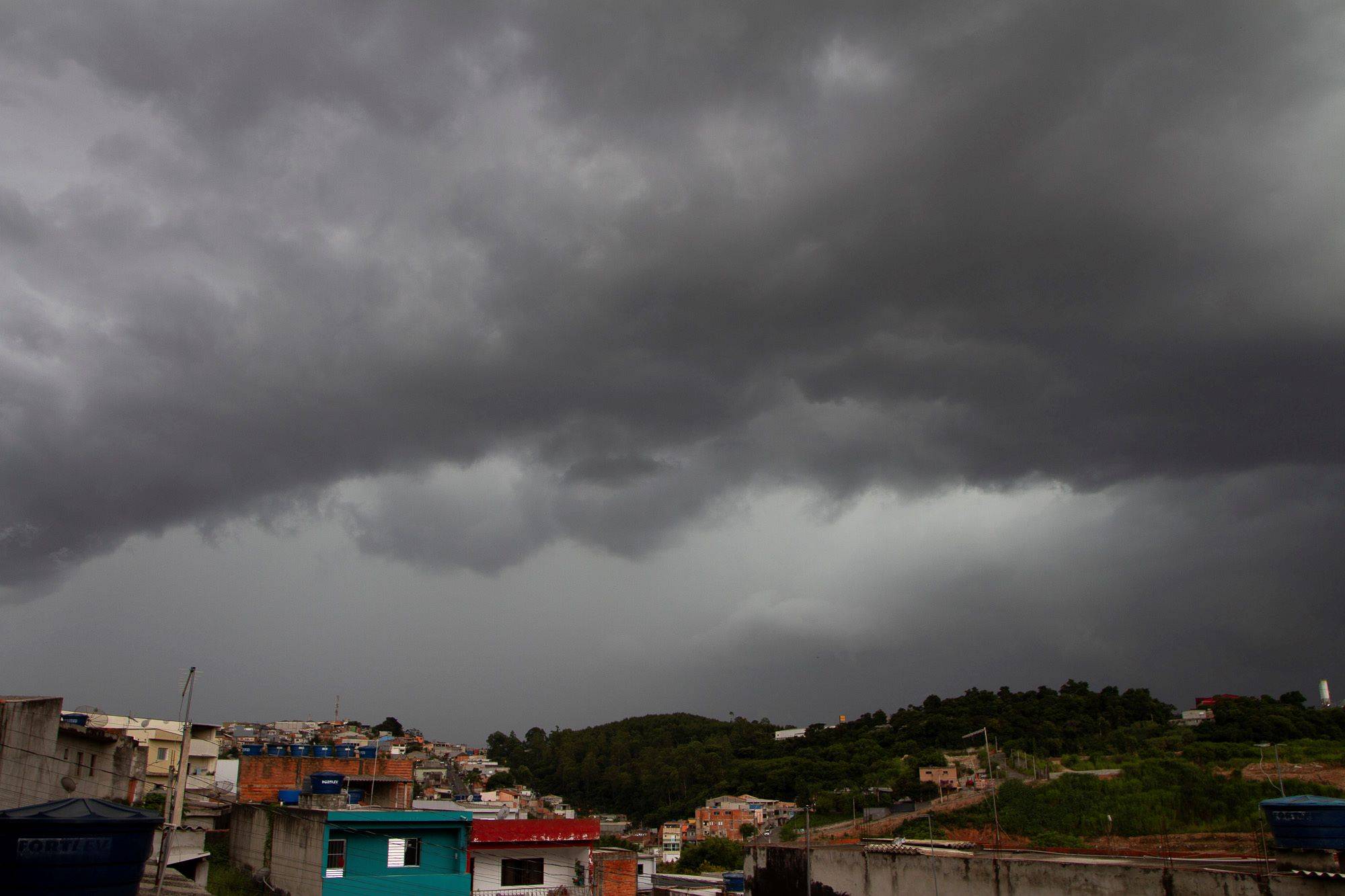 O céu fechou antes de forte chuva, no bairro de Perus, região noroeste de São Paulo (SP), na tarde deste domingo (23). (Foto: ADRIANA TOFFETTI/ATO PRESS/ESTADÃO CONTEÚDO)